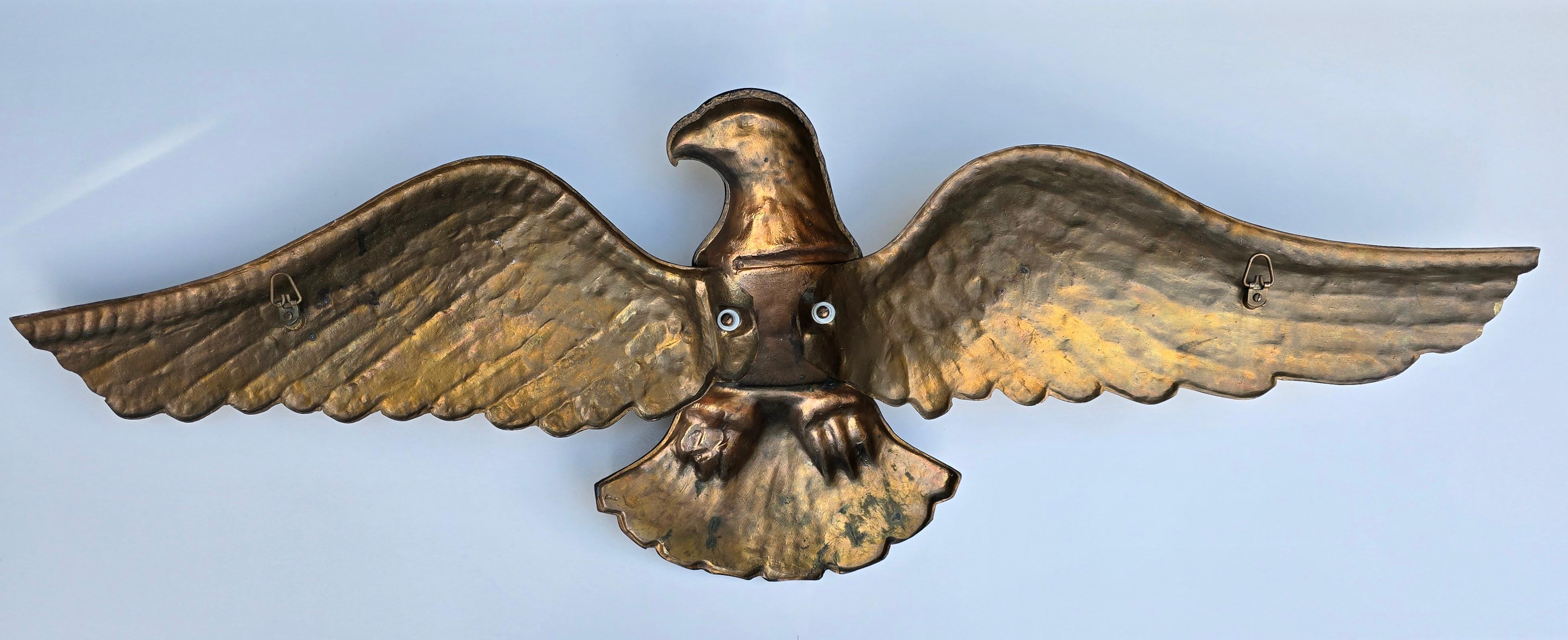 Amerikanischer Adler des frühen 20. Jahrhunderts mit ausgebreiteten Flügeln (Messing) im Angebot