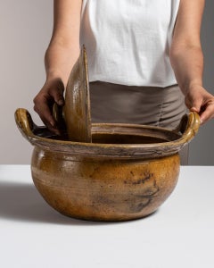 Olla francesa de loza con tapa de principios del siglo XX, acabado en color ámbar miel