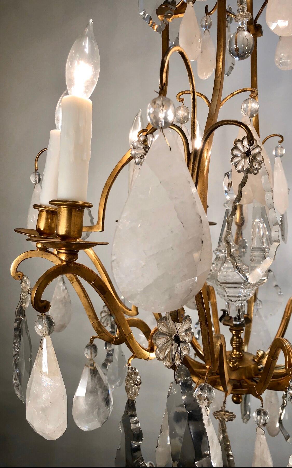 Französischer achtarmiger Kronleuchter aus Bergkristall und vergoldeter Bronze aus dem frühen 20. Jahrhundert (Louis XV.) im Angebot