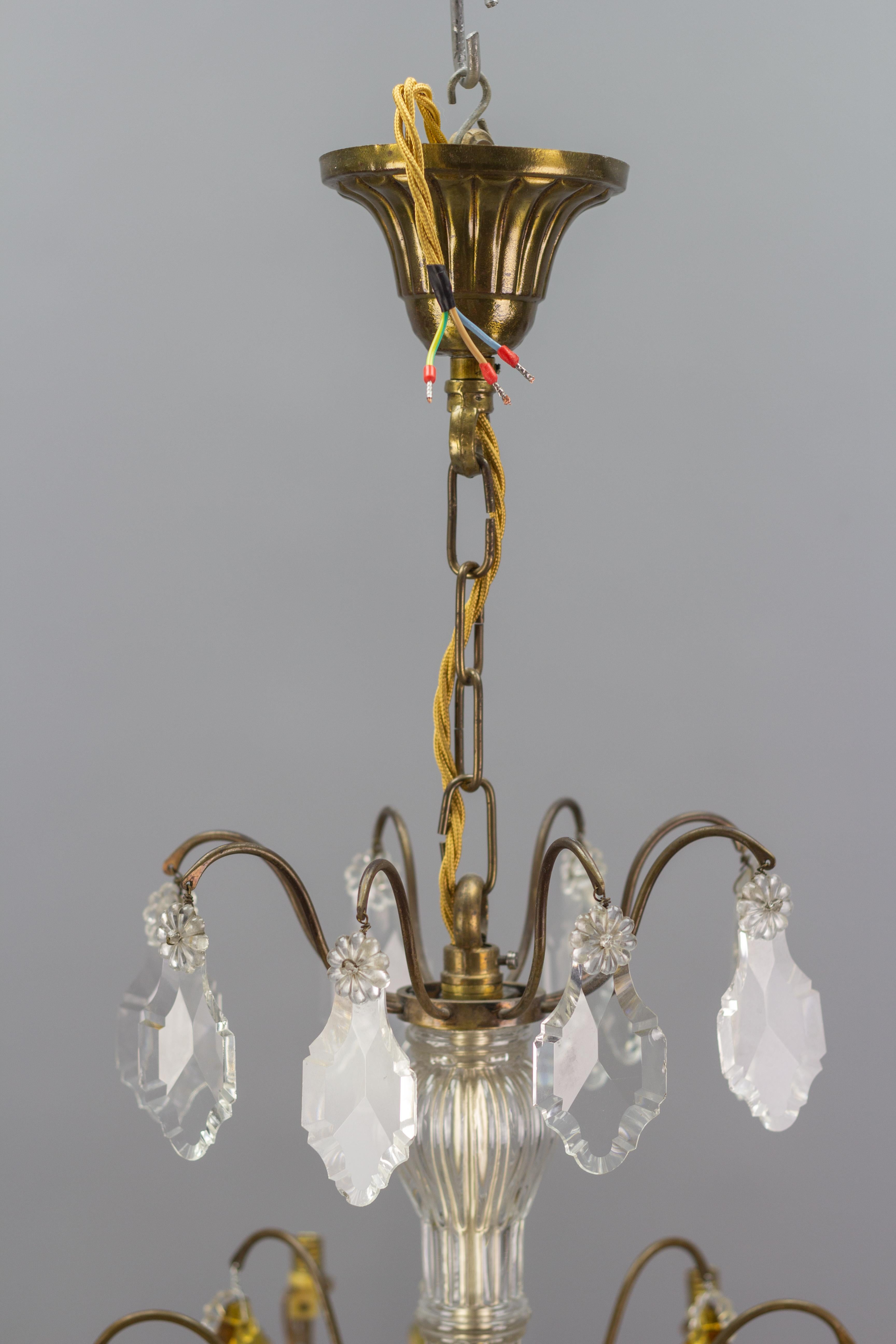 Französischer Acht-Licht-Kronleuchter aus Kristallglas und Messing aus dem frühen 20. im Angebot 11