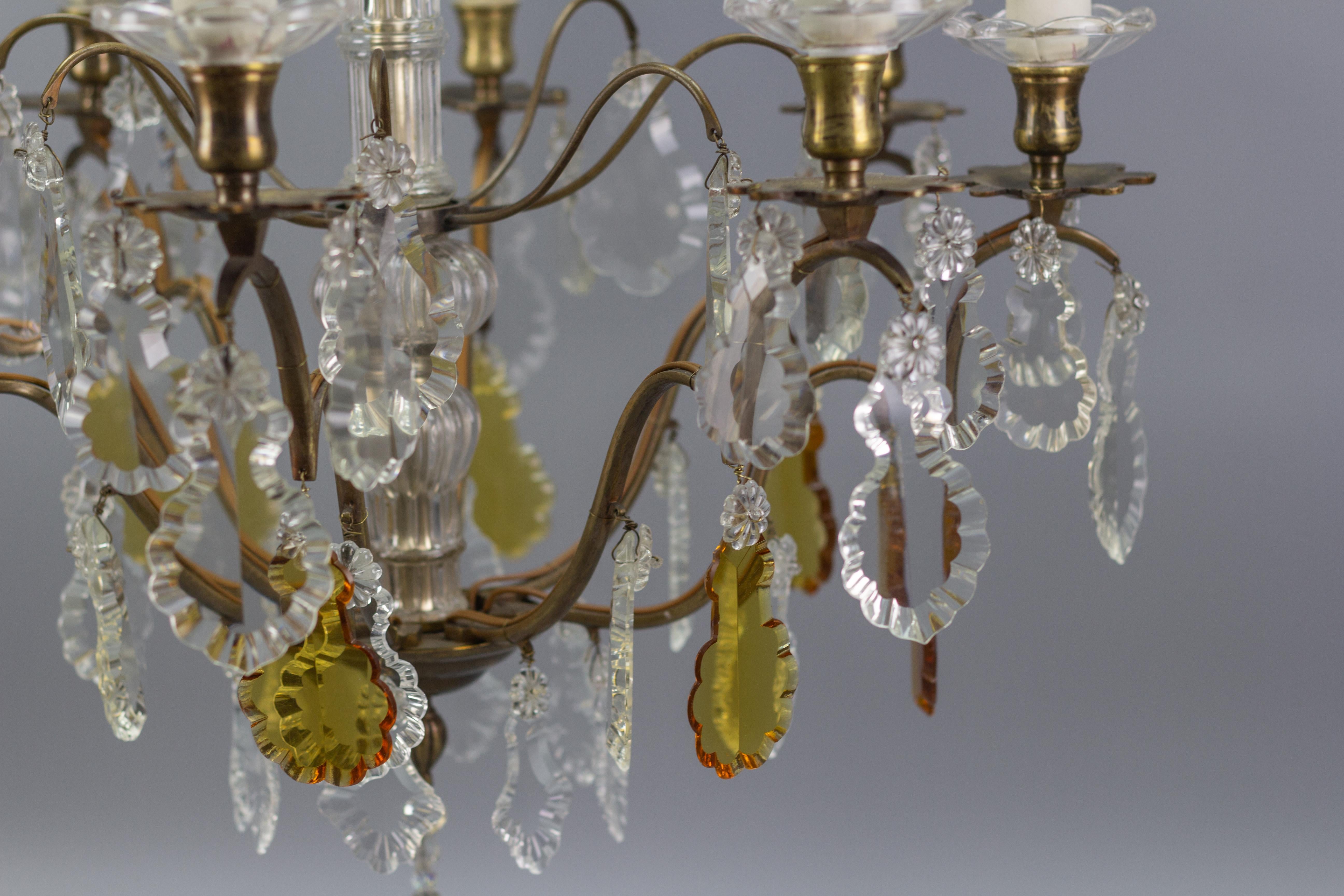 Lustre français du début du XXe siècle à huit lumières en verre de cristal et laiton en vente 2
