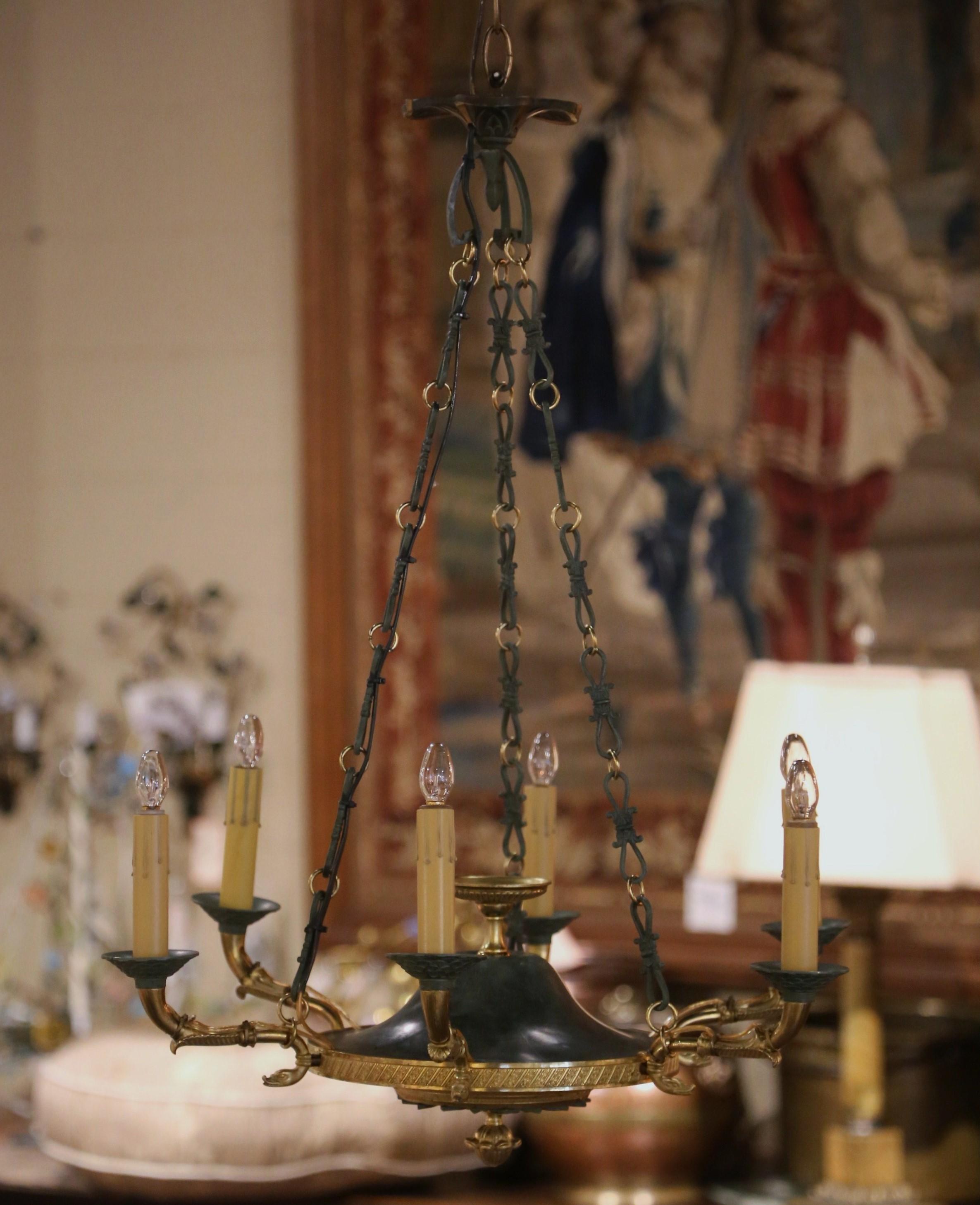 Dorato Lampadario a sei luci in bronzo Dore Impero francese del primo Novecento in vendita
