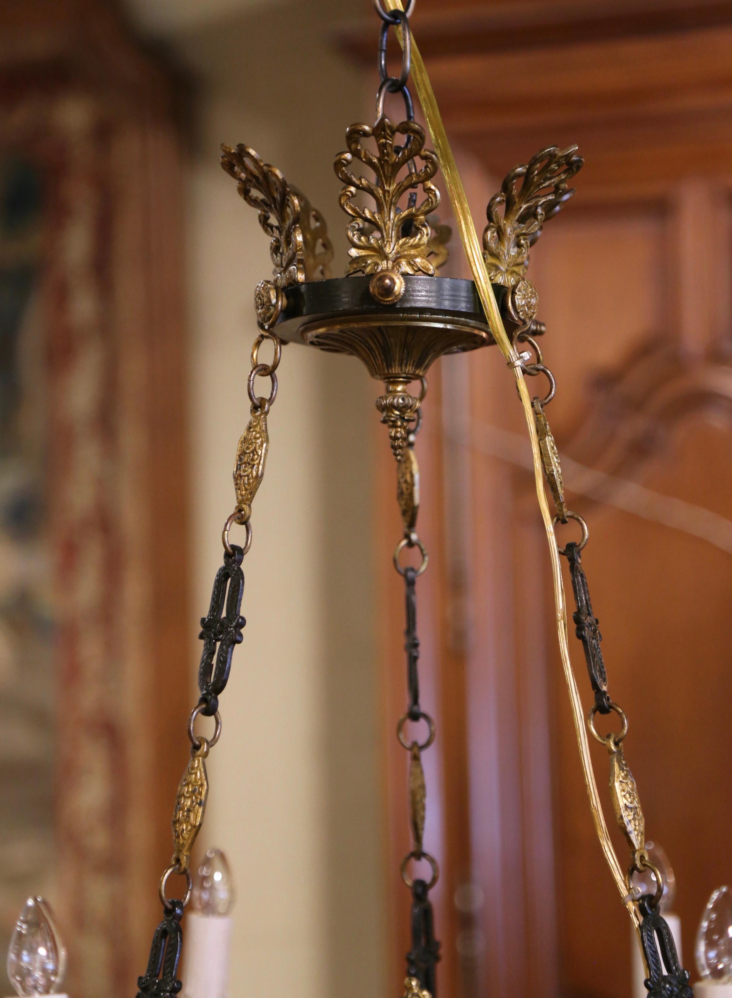 Doré Lustre Empire français du début du XXe siècle en bronze patiné et doré à six lumières en vente