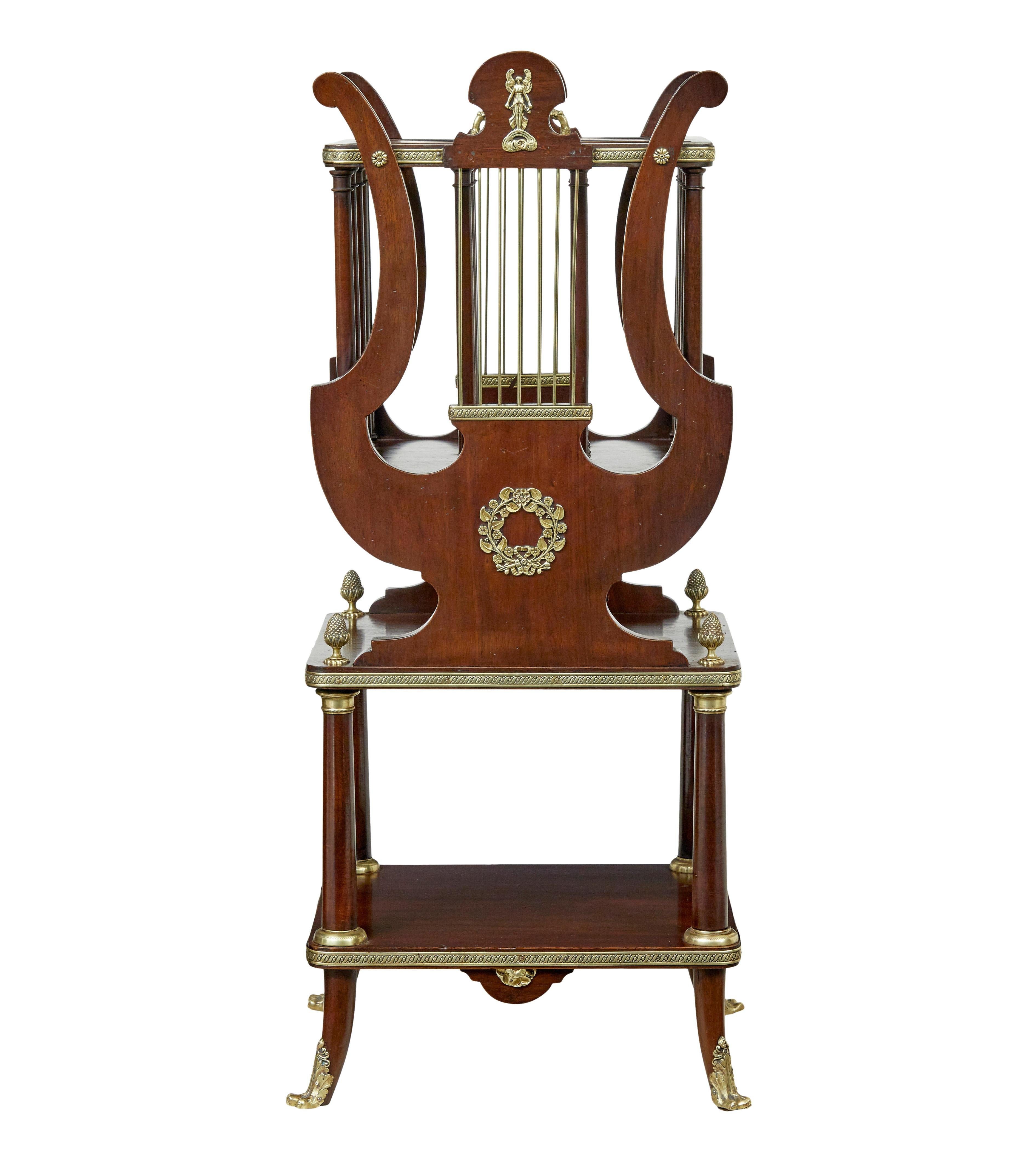 Leggio francese revival dell'impero dei primi del Novecento, circa 1900.

Elegante e insolito supporto o scaffale francese in mogano e ormolu, multiuso per musica o riviste.

Corpo principale a forma di lira con 4 aperture per riporre gli oggetti,