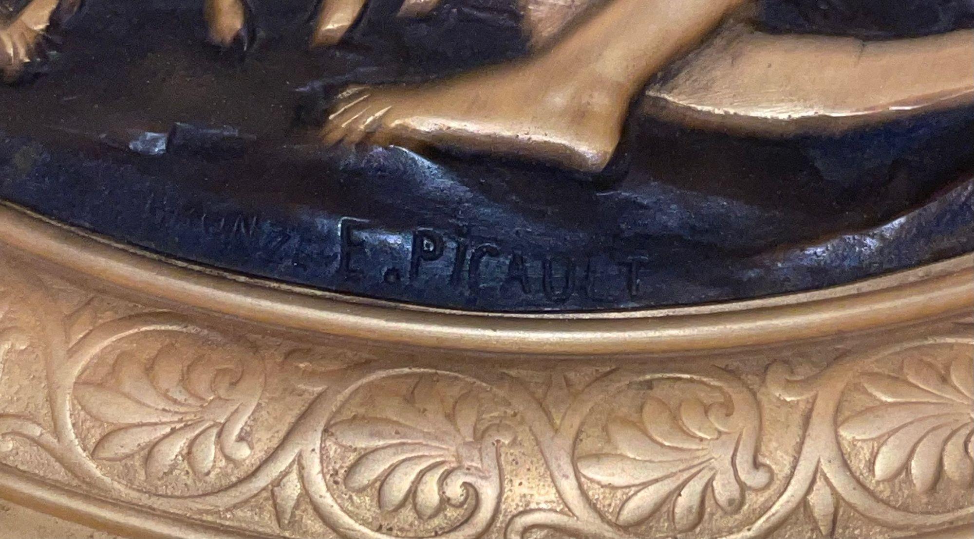 Raffinata tazza in bronzo patinato bicolore in stile Impero francese, firmata dal noto scultore Émile Louis Picault, con un medaglione centrale splendidamente fuso che raffigura figure classiche e animali in rilievo. La ciotola circolare poco