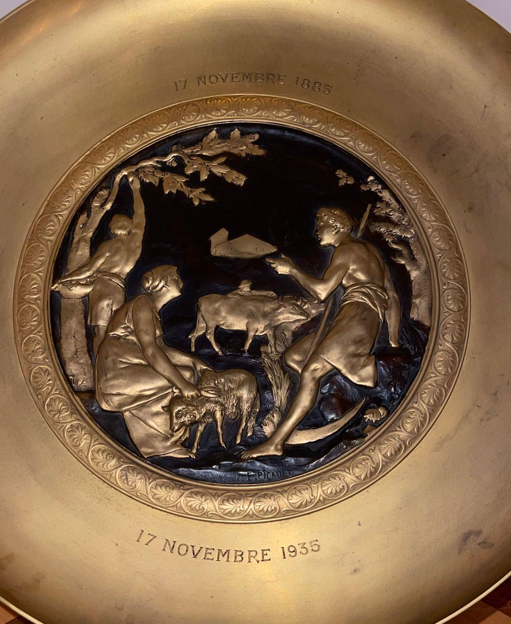 Francese Tazza con piedistallo in bronzo stile Impero dei primi del Novecento - Firmata E. Picault in vendita