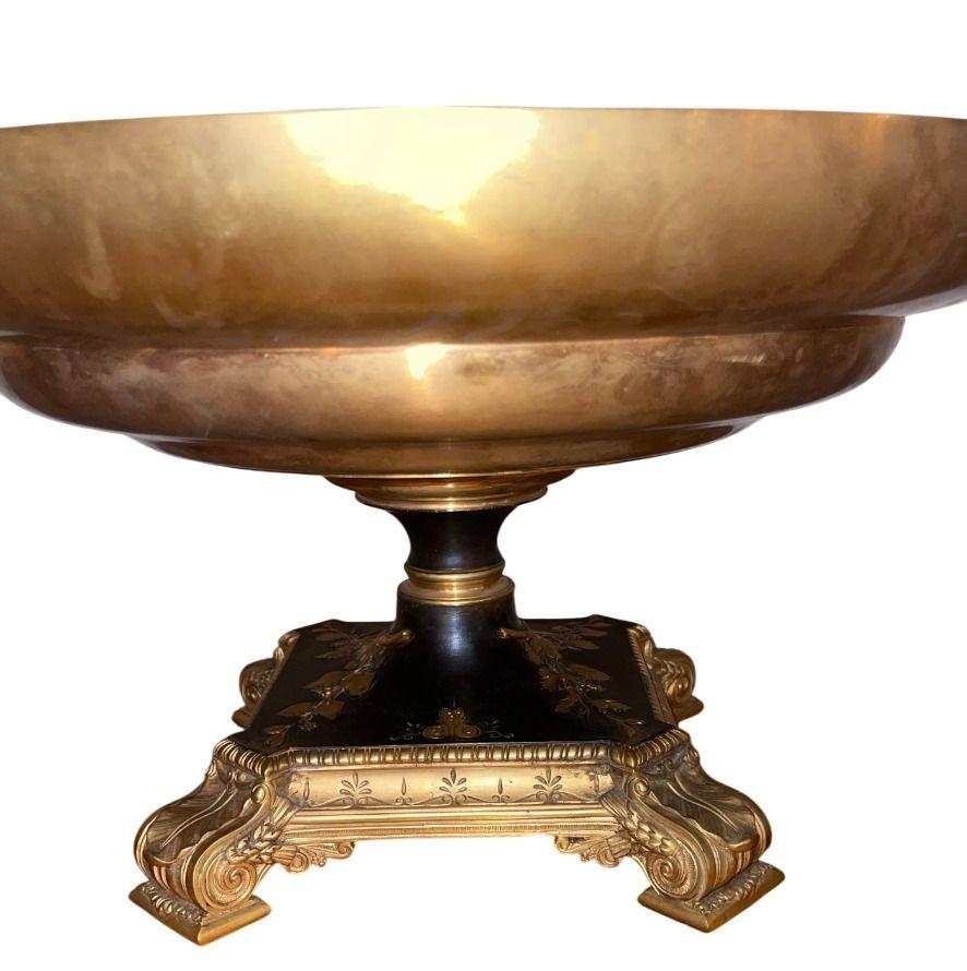 Bronzo Tazza con piedistallo in bronzo stile Impero dei primi del Novecento - Firmata E. Picault in vendita