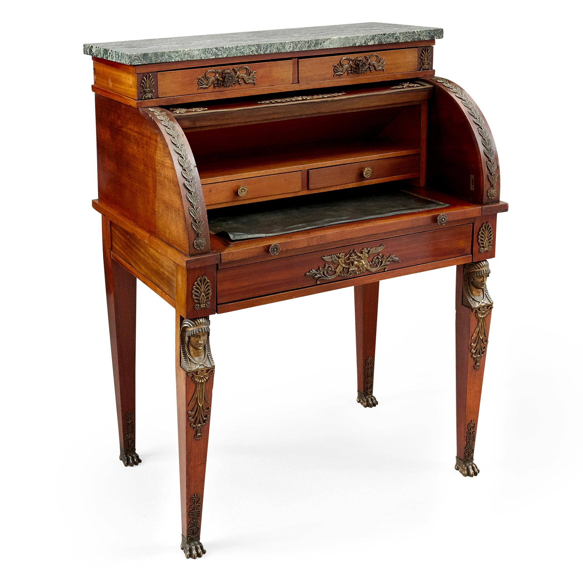 Scrivania roll-top in stile Impero francese dei primi del Novecento
Francese, inizio XX secolo
Altezza 113cm, larghezza 84cm, profondità 62cm

Questa affascinante scrivania a rotelle è realizzata in legno massiccio con montatura ormolu, piano in