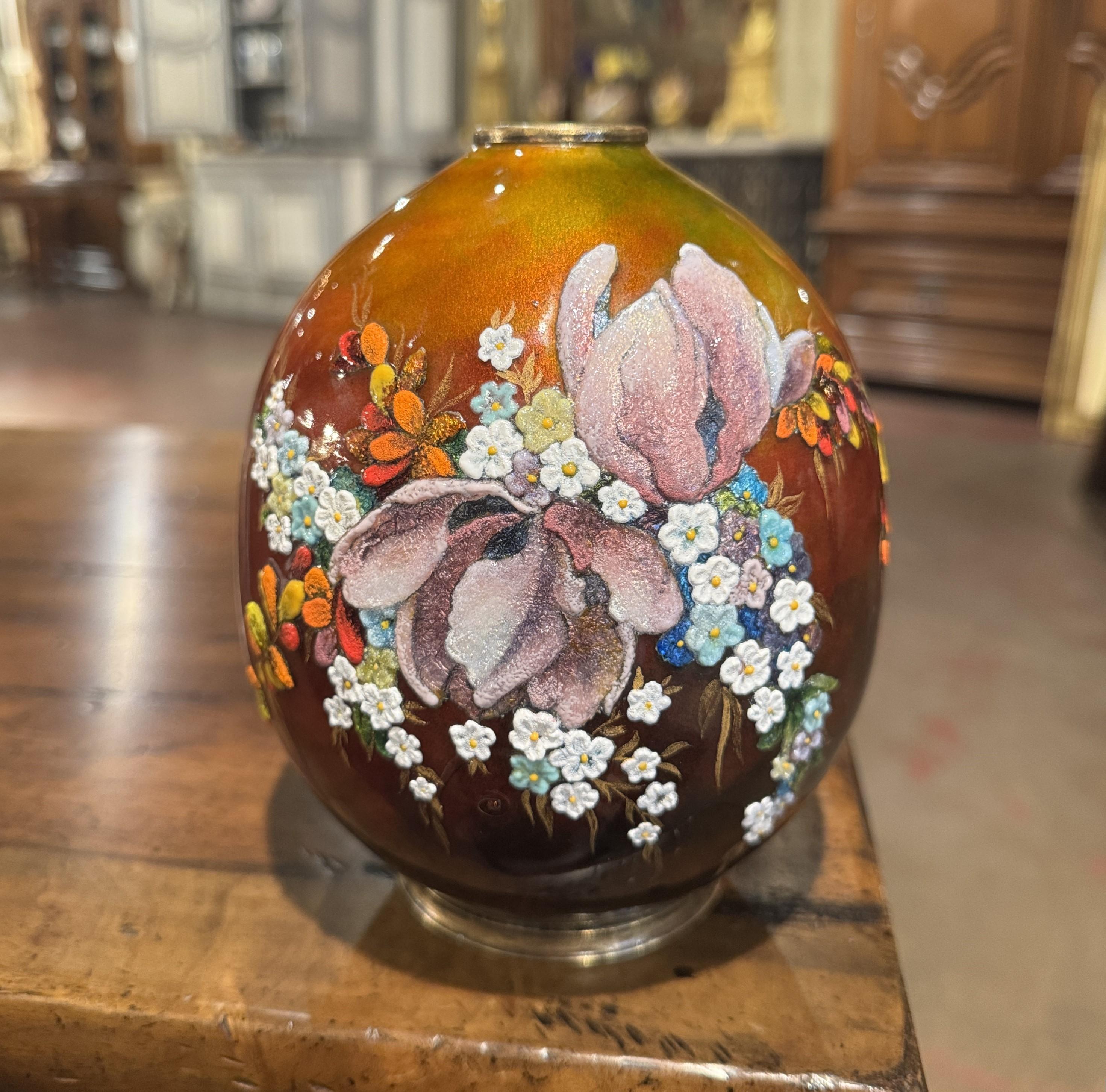 Decora un tavolo o una mensola con questo elegante vaso vintage. Realizzato a Limoges, in Francia, intorno al 1930 e di forma sferica, il piccolo vaso poggia su una base rotonda in ottone e presenta un raffinato bordo in ottone nella parte