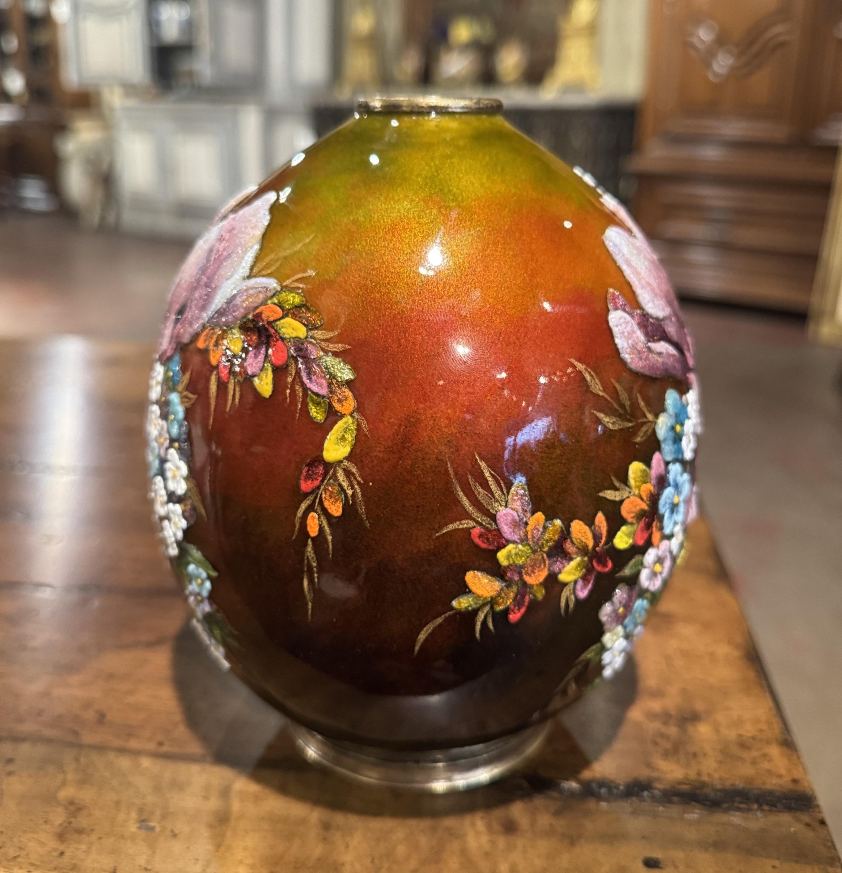 Francese Vaso smaltato francese dei primi del Novecento con decorazioni floreali firmato Camille Fauré in vendita