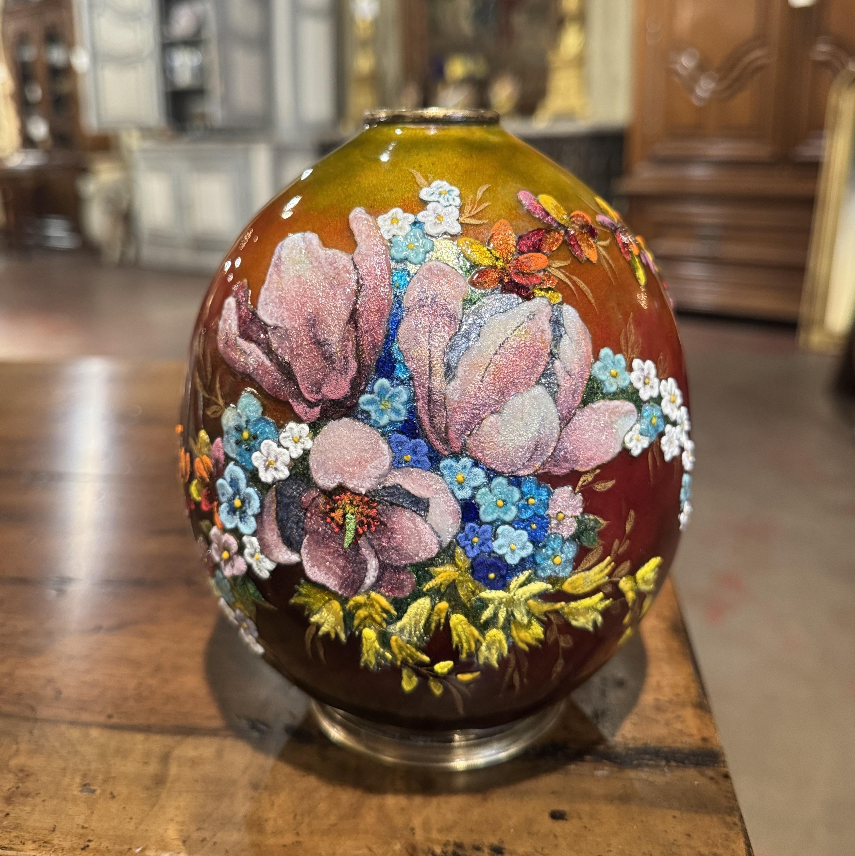 Fatto a mano Vaso smaltato francese dei primi del Novecento con decorazioni floreali firmato Camille Fauré in vendita