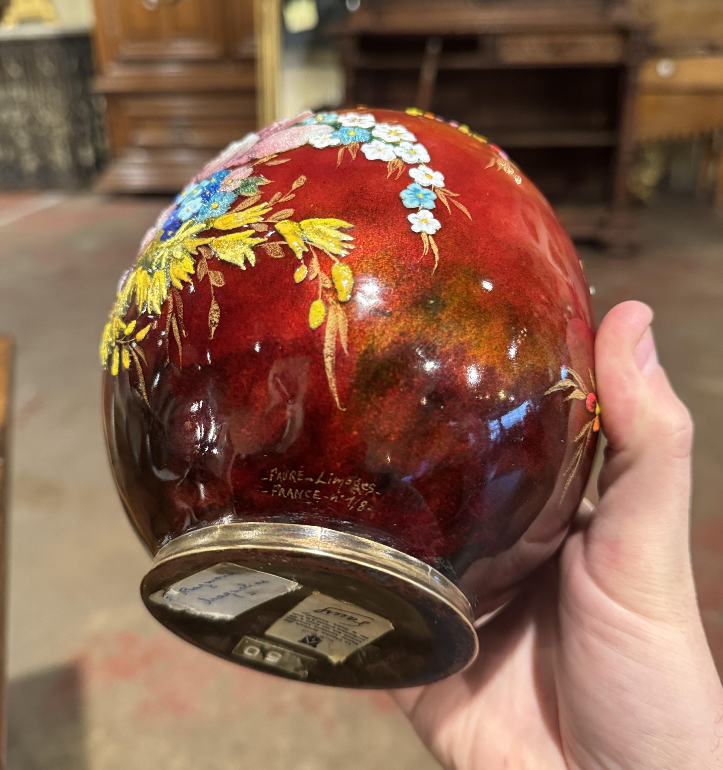 Vaso smaltato francese dei primi del Novecento con decorazioni floreali firmato Camille Fauré In condizioni ottime in vendita a Dallas, TX