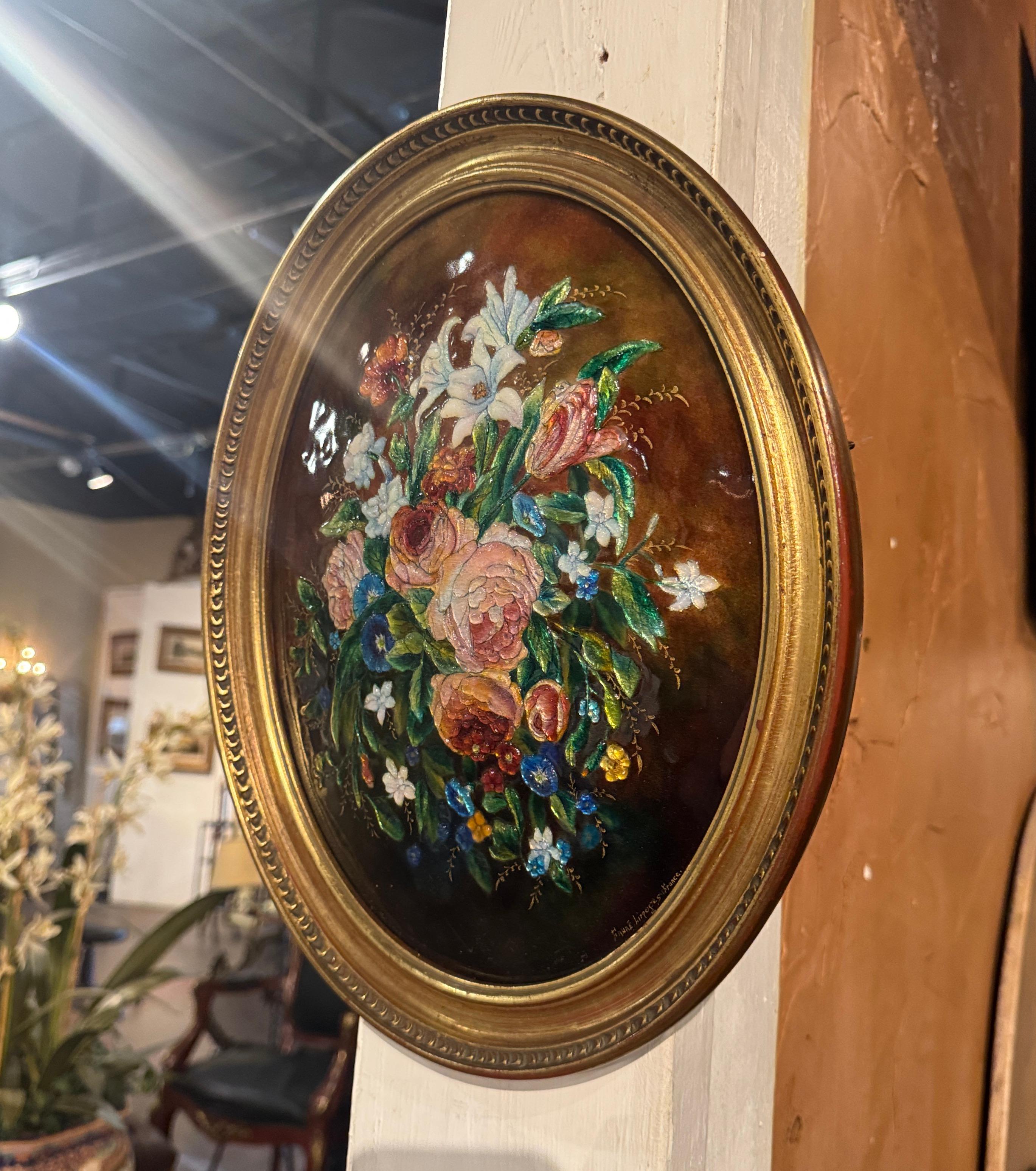 Decora un tocador o un baño de señora con esta elegante placa de pared vintage. Fabricada en Limoges (Francia) hacia 1930 y de forma ovalada, la exquisita decoración de pared de Camille Faure muestra la maestría del artista en el trabajo del esmalte