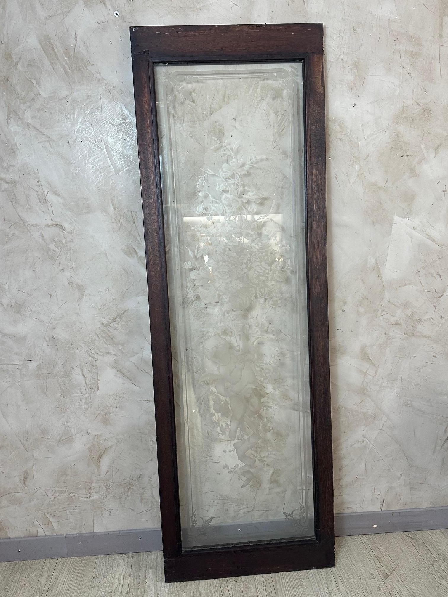 Schöne antike Bistrotür aus dunklem Holz mit einer großen, geätzten Glasscheibe, die einen Putto / Cherub in einer üppigen Blumenlandschaft darstellt.

Ein authentisches und sehr dekoratives Stück, typisch für die Pariser Cafés und Brasserien der