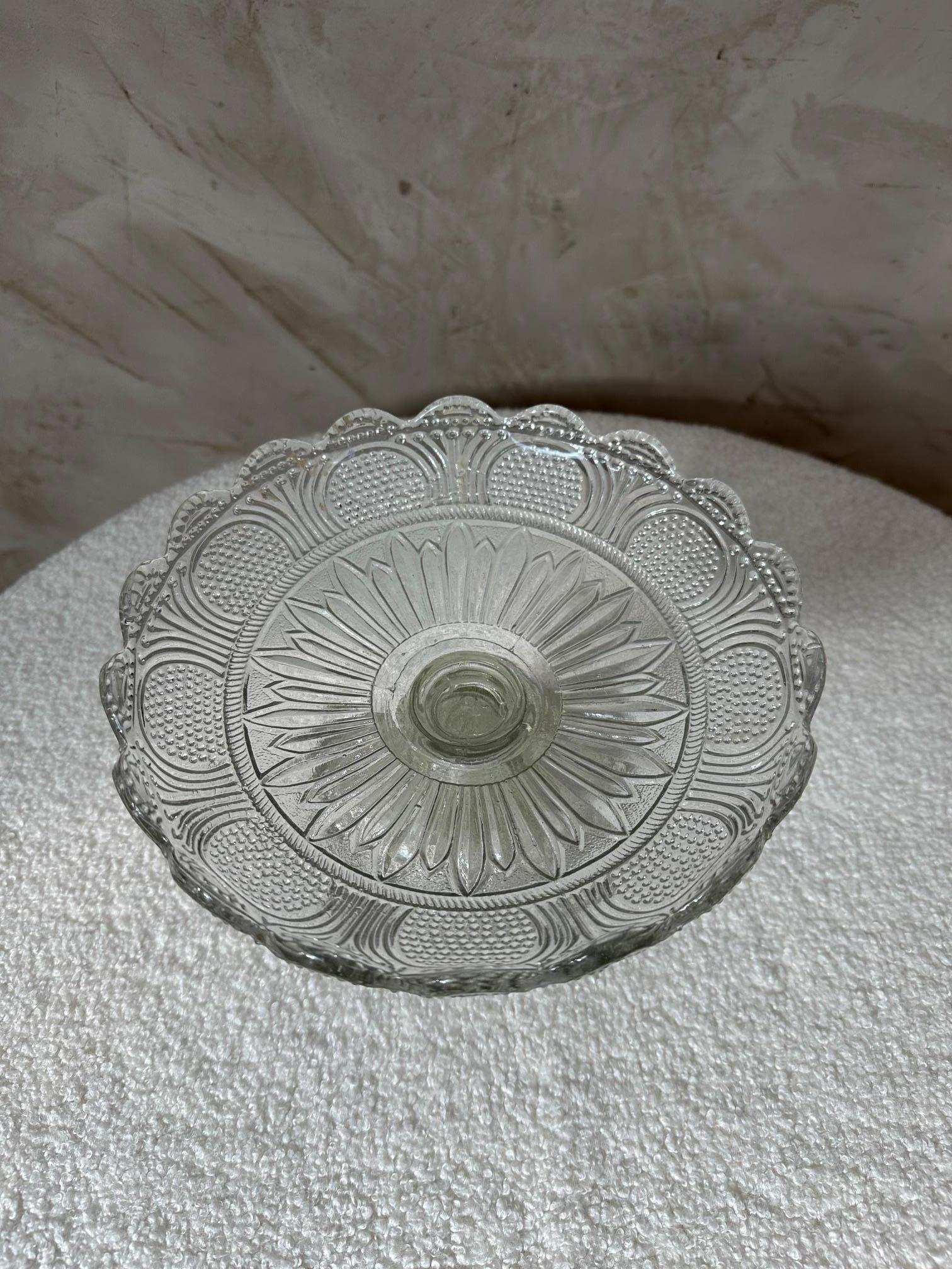 Early 20th century French Engraved Glass Pedestal Dish, 1900s In Good Condition For Sale In LEGNY, FR