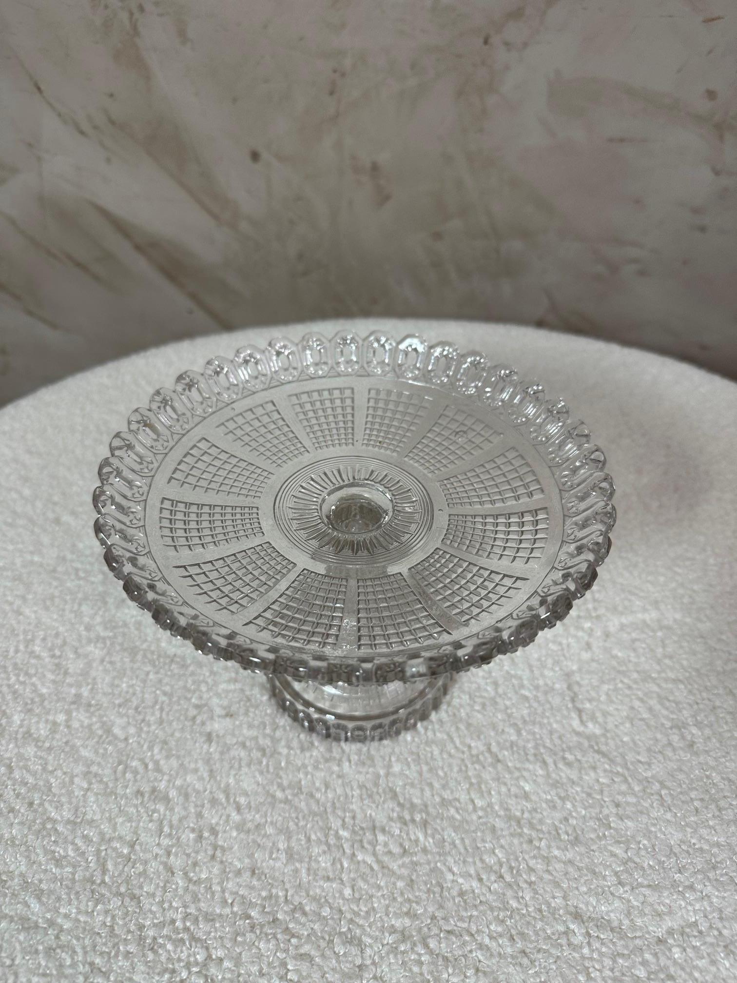 Frühes 20. Jahrhundert Französisch graviert Glas Sockel Schale, 1900s im Zustand „Gut“ im Angebot in LEGNY, FR