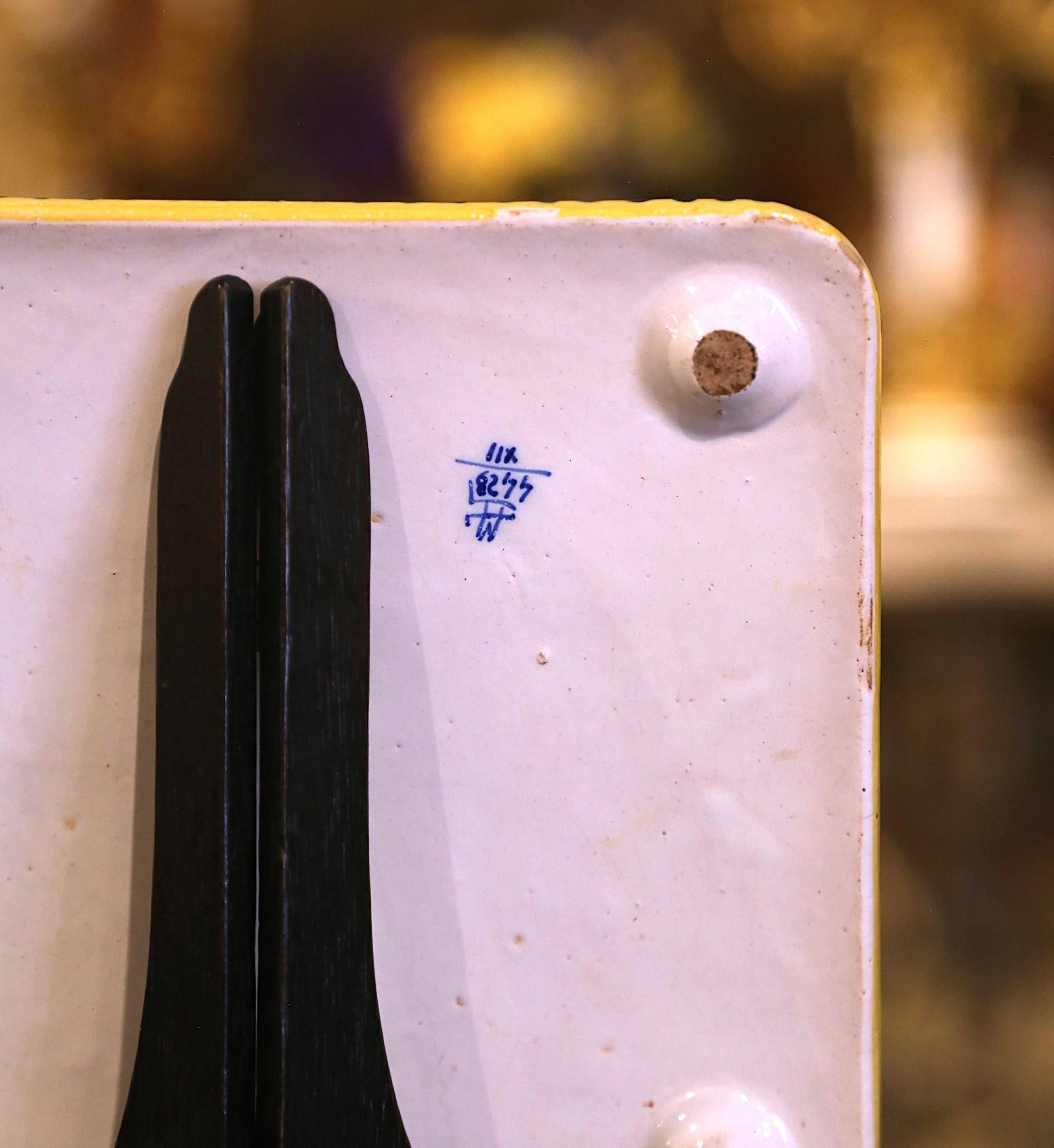 Peint à la main Plateau de sous-verre en faïence française du début du 20ème siècle par De Charolle Quimper en vente