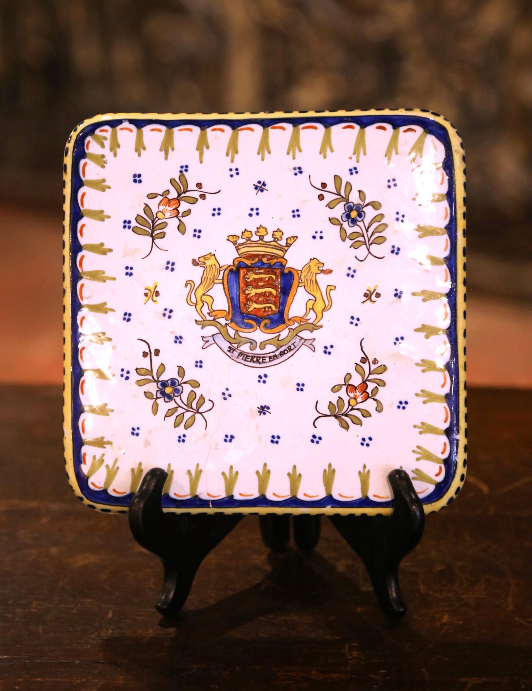 Plateau de sous-verre en faïence française du début du 20ème siècle par De Charolle Quimper Excellent état - En vente à Dallas, TX