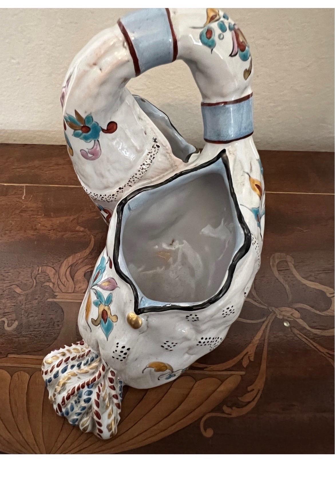 Vaso di faience francese dei primi del Novecento a forma di doppio cesto dipinto a mano in vendita 1