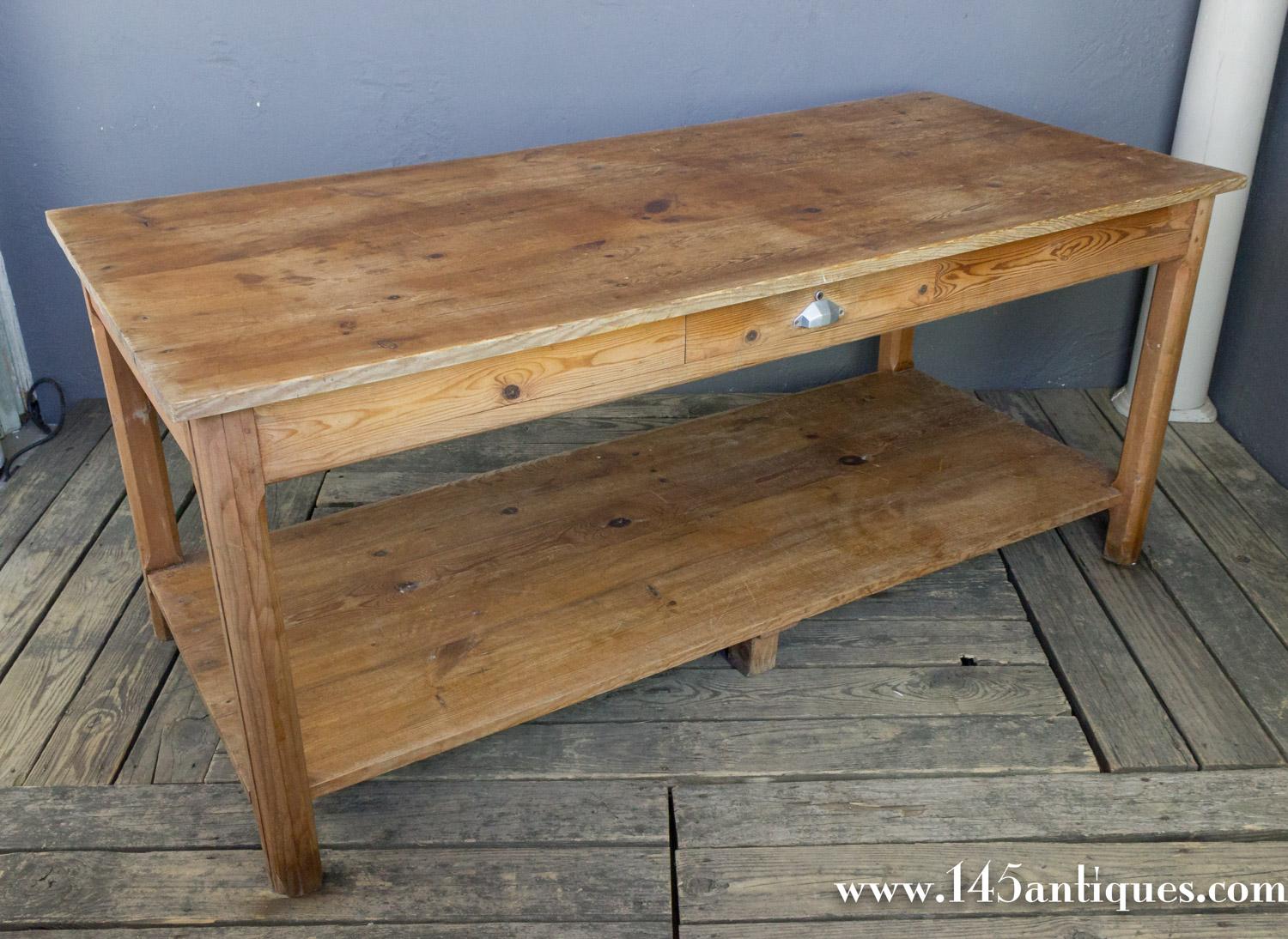 French 1920s pine farm table with a drawer with original hardware and a shelf underneath. Very good vintage condition.