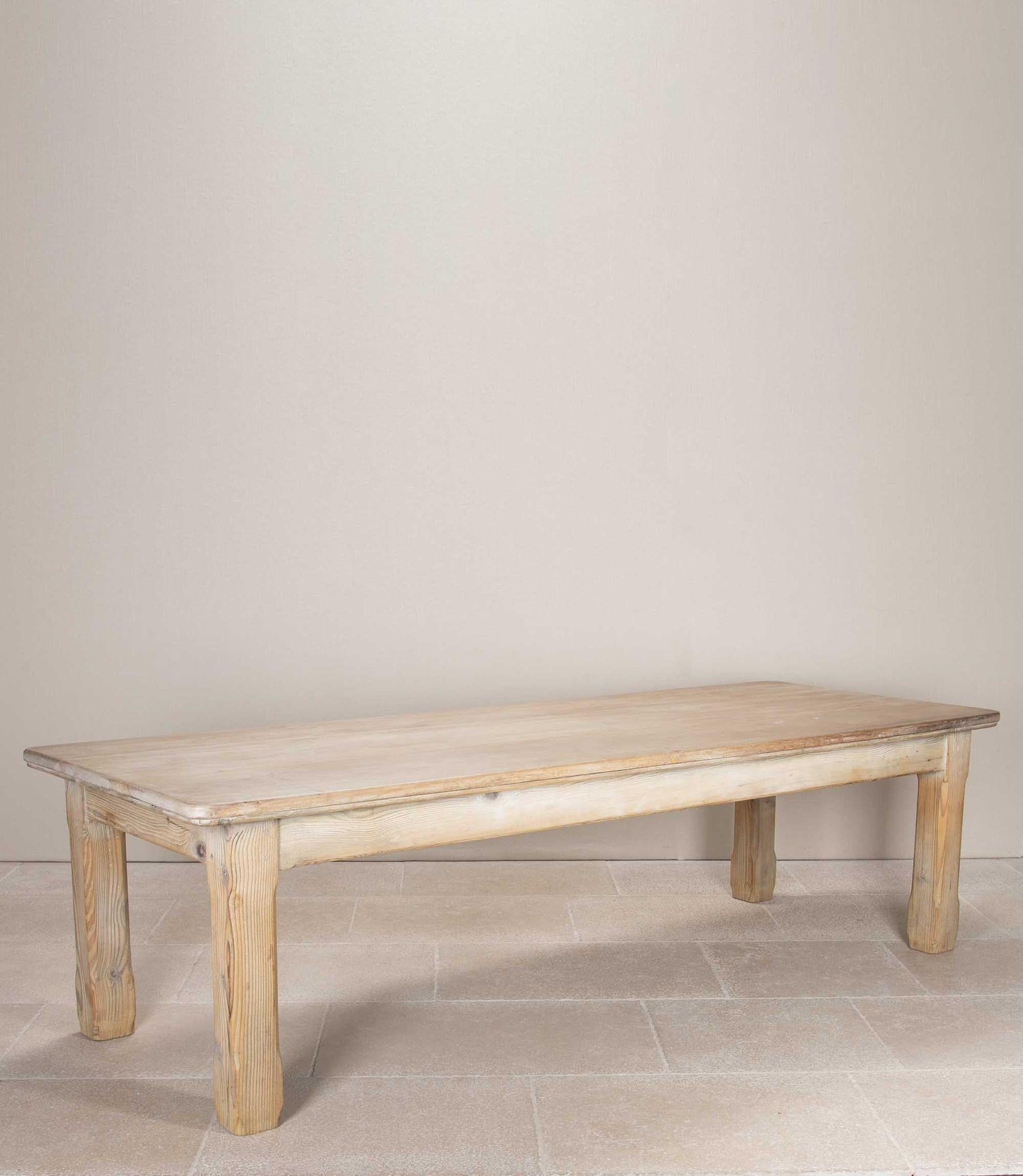 Mesa de comedor de granja francesa de principios del siglo XX. Una base y patas gruesas de roble con un tablero posterior de haya. Con alguna restauración.