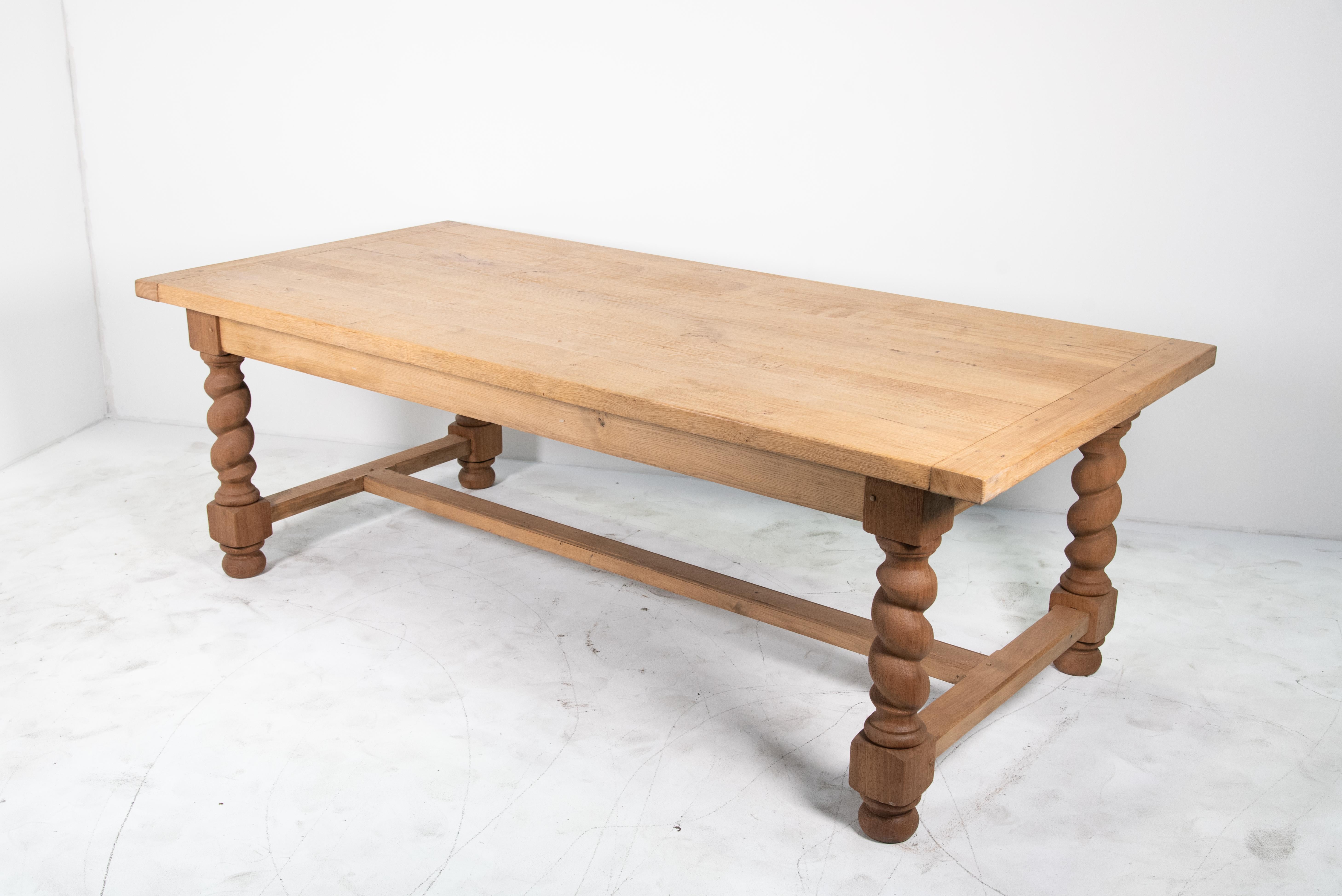 Cette table de salle à manger de ferme française du début du XXe siècle est un exemple étonnant d'élégance rustique, parfaite pour ajouter une touche de charme de la campagne française à n'importe quelle maison. Fabriquée de manière experte en chêne
