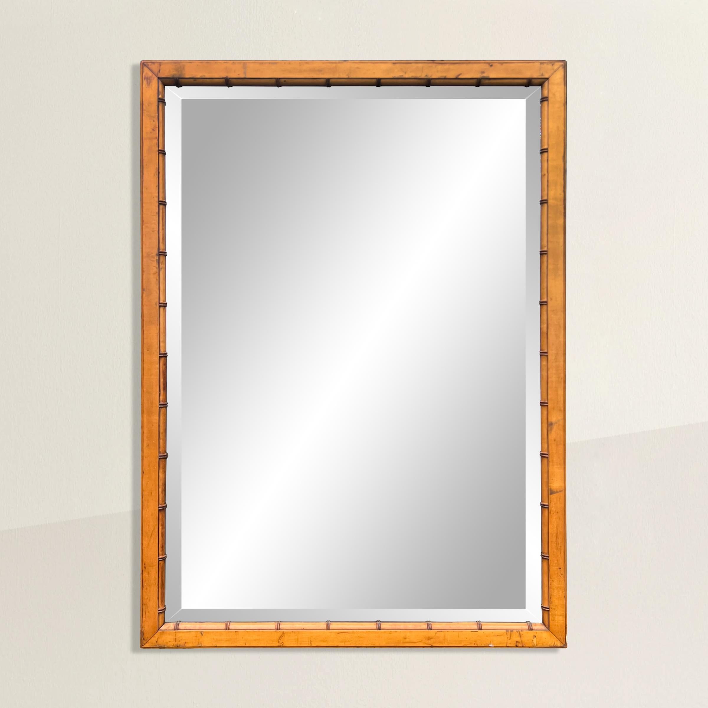 Ein schicker und charmanter Spiegel mit Rahmen aus französischem Ahornholz aus dem frühen 20. Jahrhundert, der auf der Innenseite des Rahmens mit einem falschen Bambusprofil versehen ist, und mit seinem originalen abgeschrägten Spiegel. Der perfekte