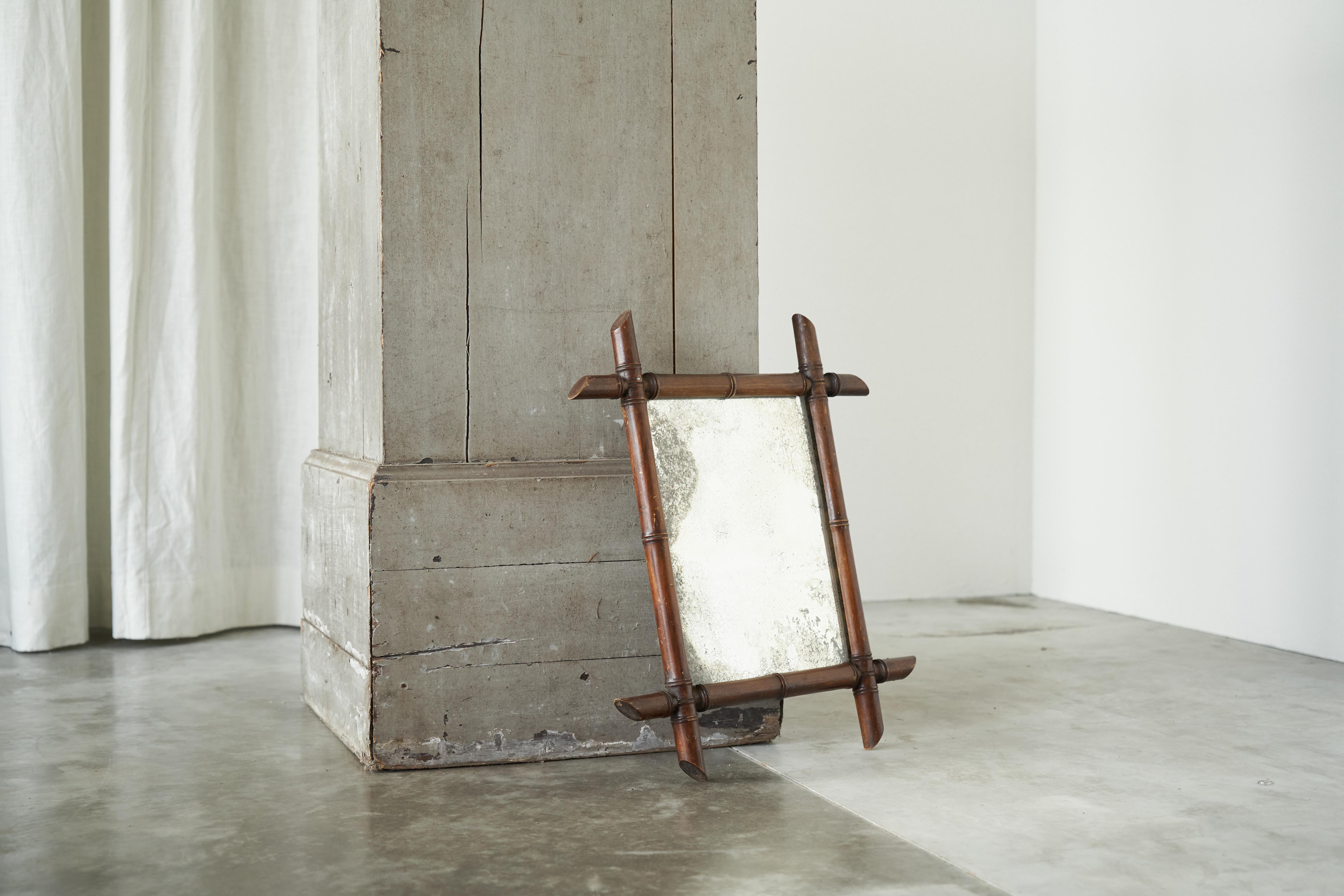 Specchio in finto bambù in Wood e piastra a specchio invecchiata, Francia, inizio XX secolo.

Si tratta di un piccolo specchio in legno finto-bambù, realizzato in Francia alla fine del XIX secolo o all'inizio del XX secolo. Queste sono disponibili