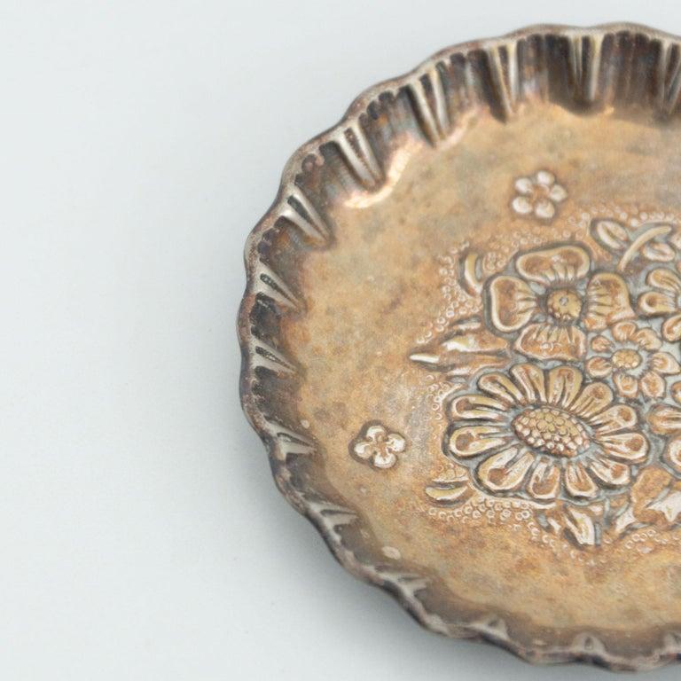 Early 20th Century French Floral Metal Ashtray In Good Condition For Sale In Barcelona, Barcelona
