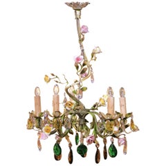 Lámpara de araña francesa de cinco luces, de porcelana y cristal con motivos florales, de principios del siglo XX