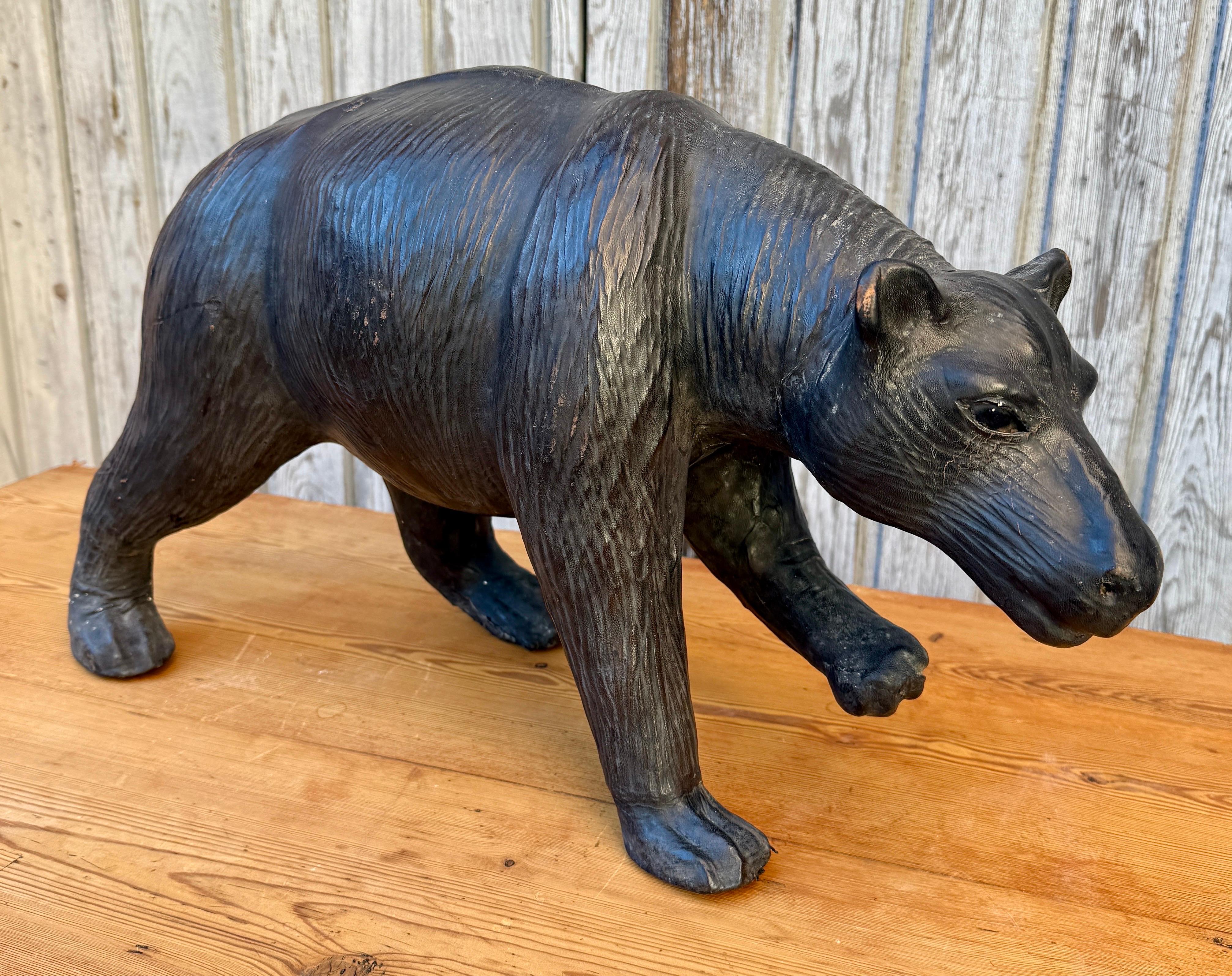 Sculpture d'art populaire français du début du 20e siècle représentant un ours en cuir en vente 2