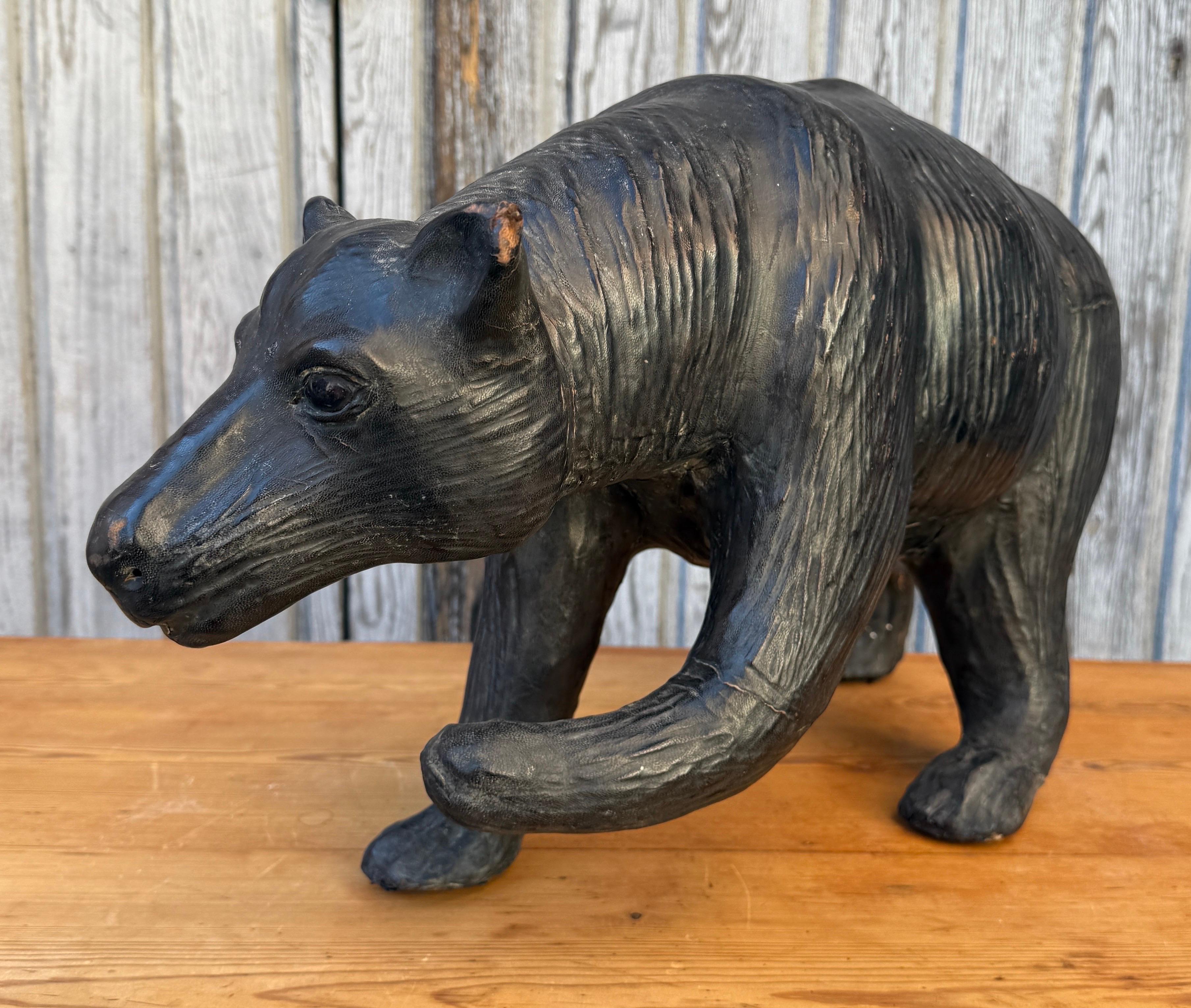 Sculpture d'art populaire français du début du 20e siècle représentant un ours en cuir en vente 3