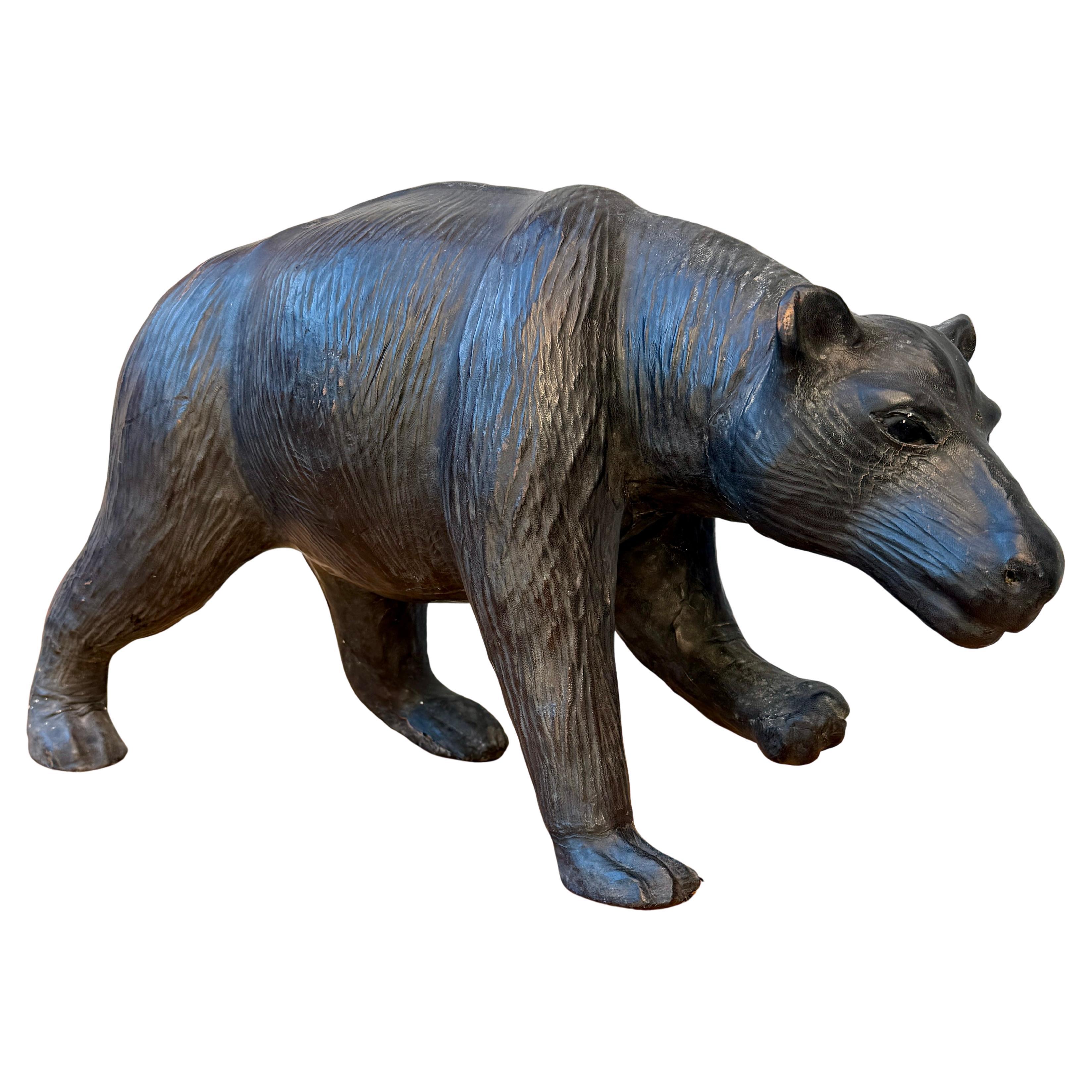 Artisanat Sculpture d'art populaire français du début du 20e siècle représentant un ours en cuir en vente