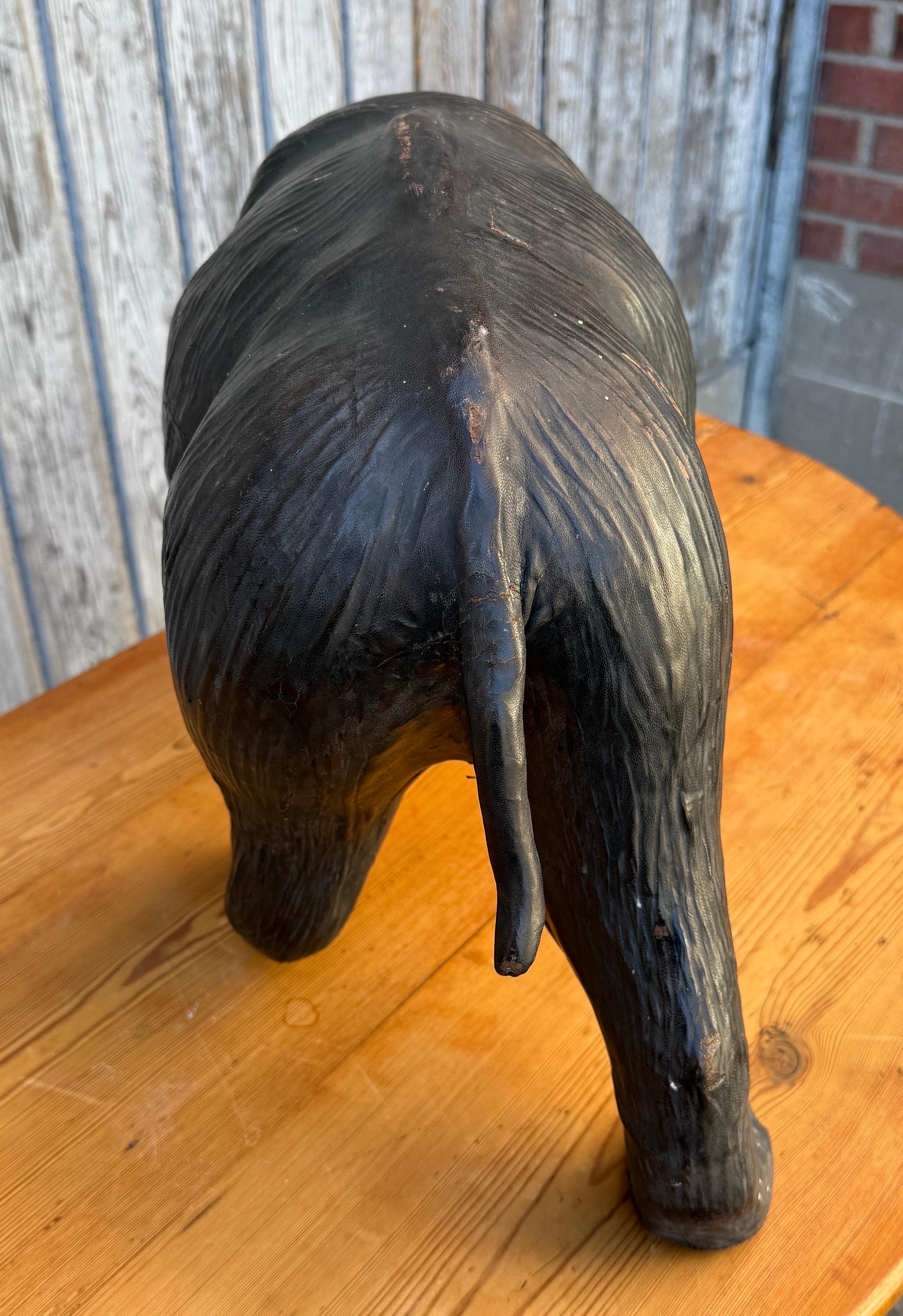 Français Sculpture d'art populaire français du début du 20e siècle représentant un ours en cuir en vente