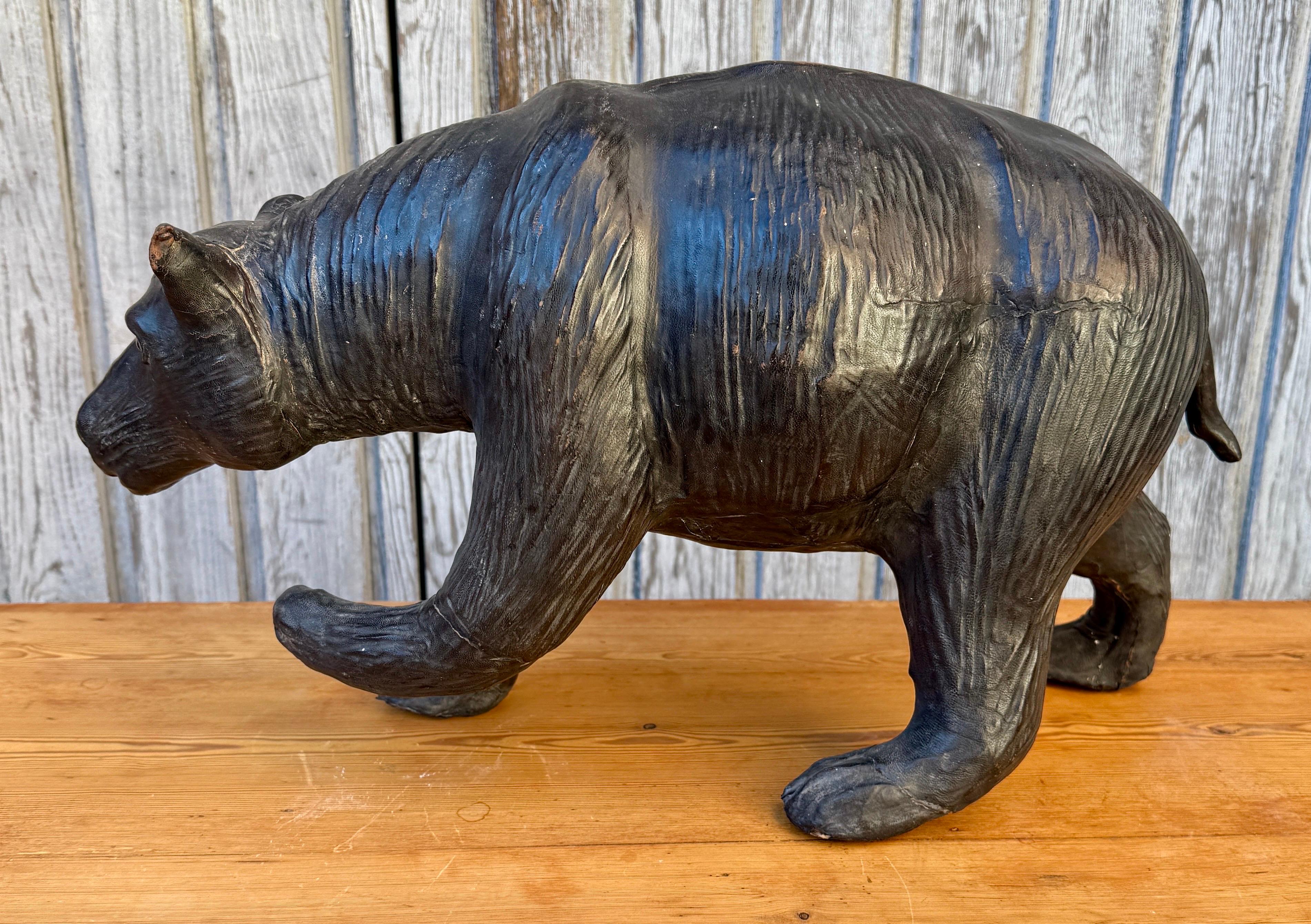 Fait main Sculpture d'art populaire français du début du 20e siècle représentant un ours en cuir en vente
