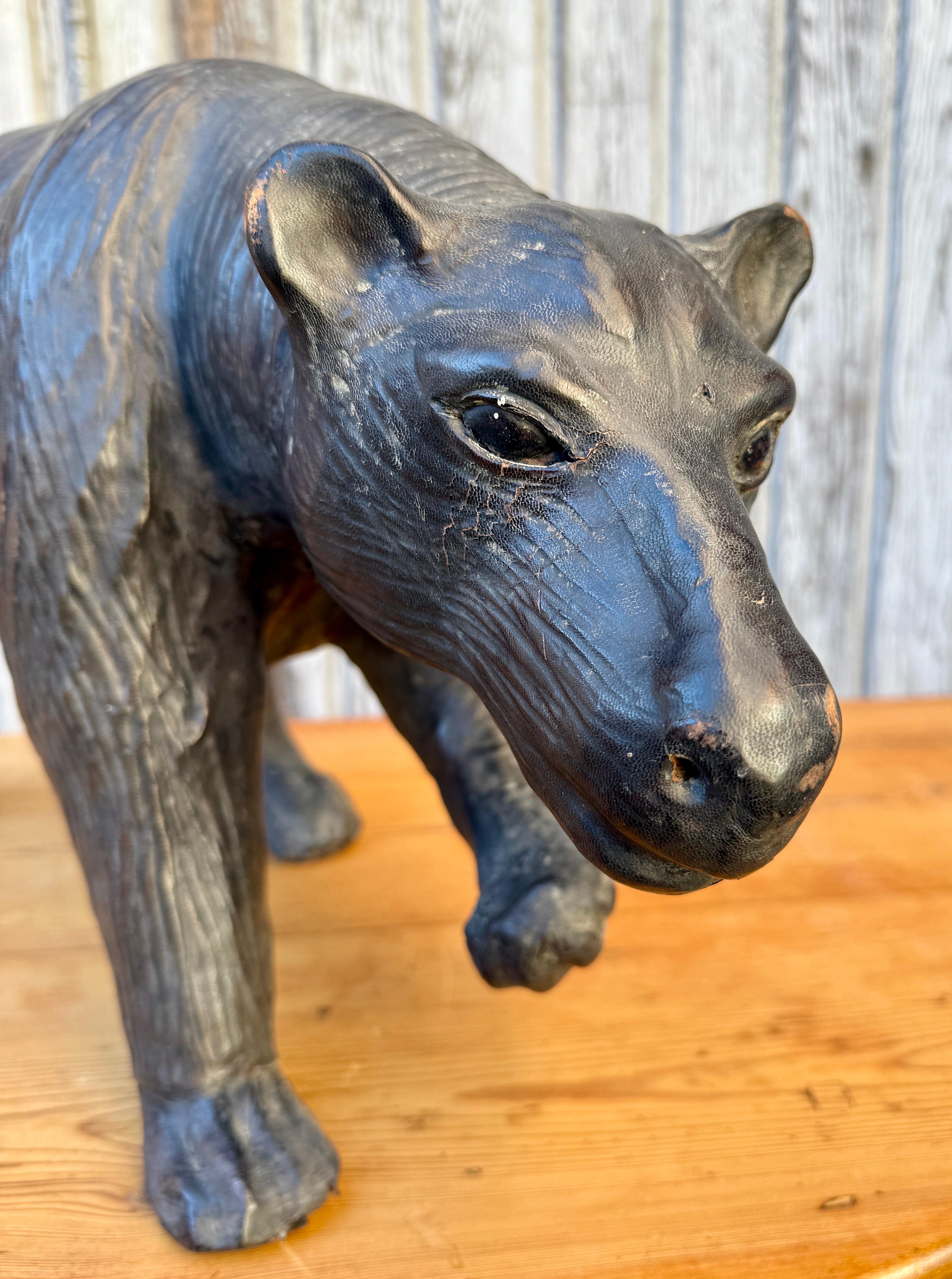 Sculpture d'art populaire français du début du 20e siècle représentant un ours en cuir Bon état - En vente à Haddonfield, NJ