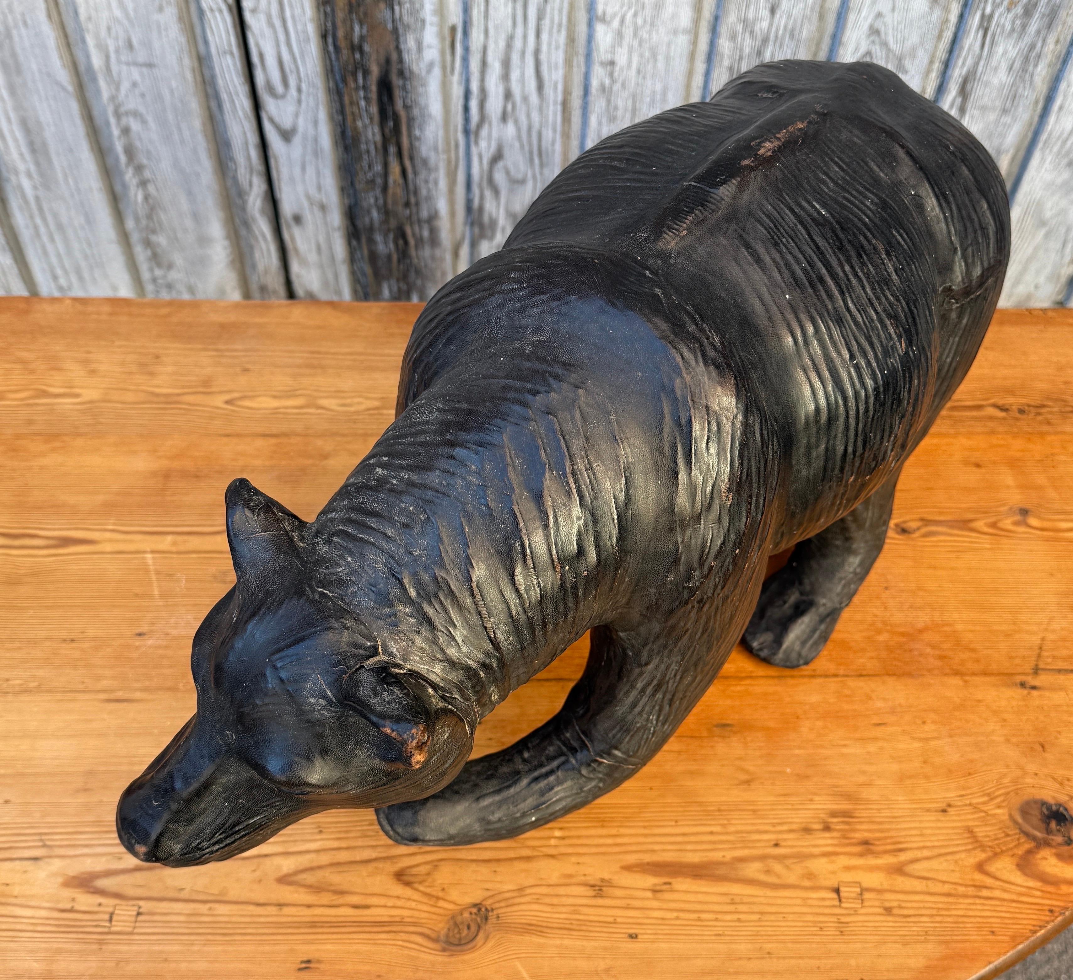 20ième siècle Sculpture d'art populaire français du début du 20e siècle représentant un ours en cuir en vente
