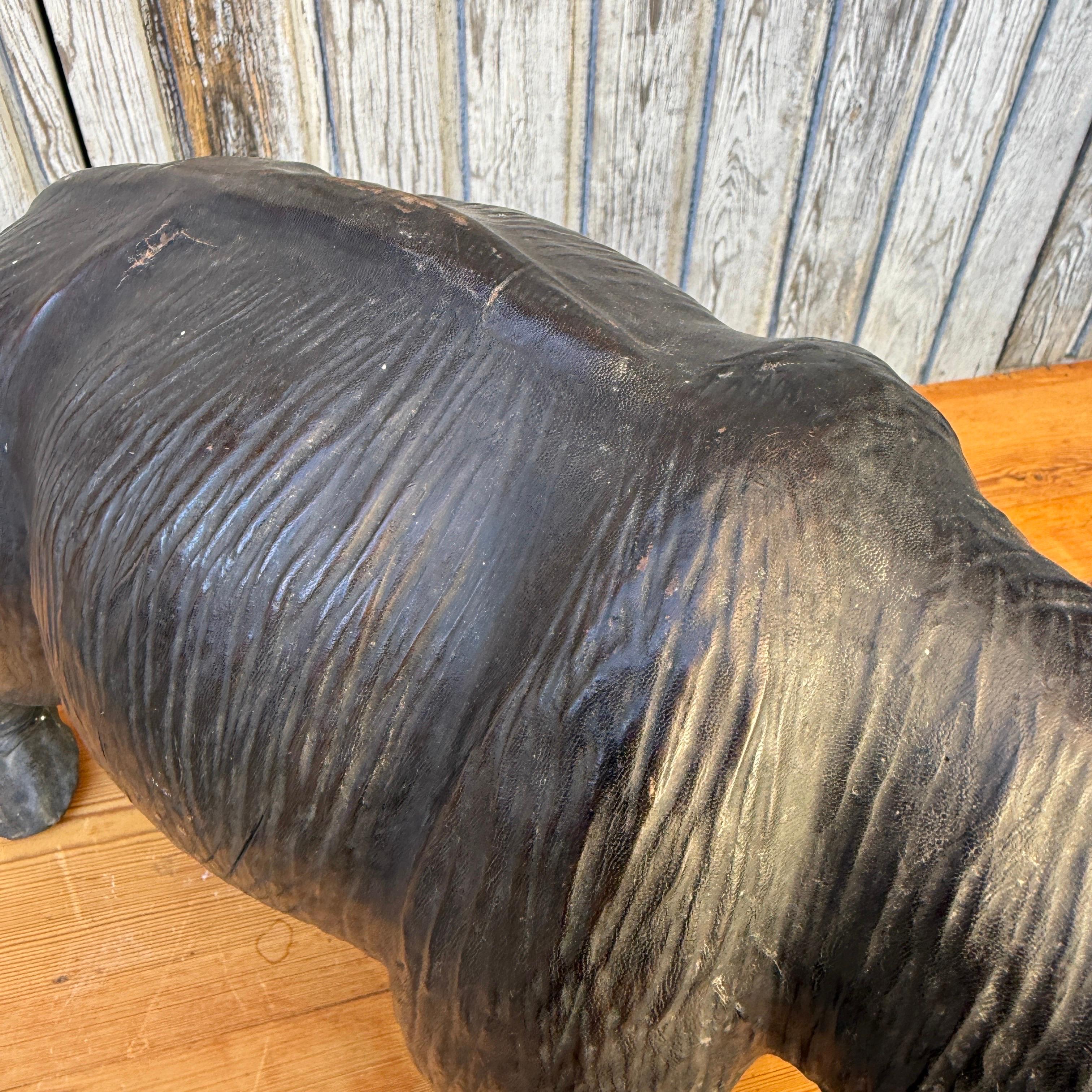Cuir Sculpture d'art populaire français du début du 20e siècle représentant un ours en cuir en vente