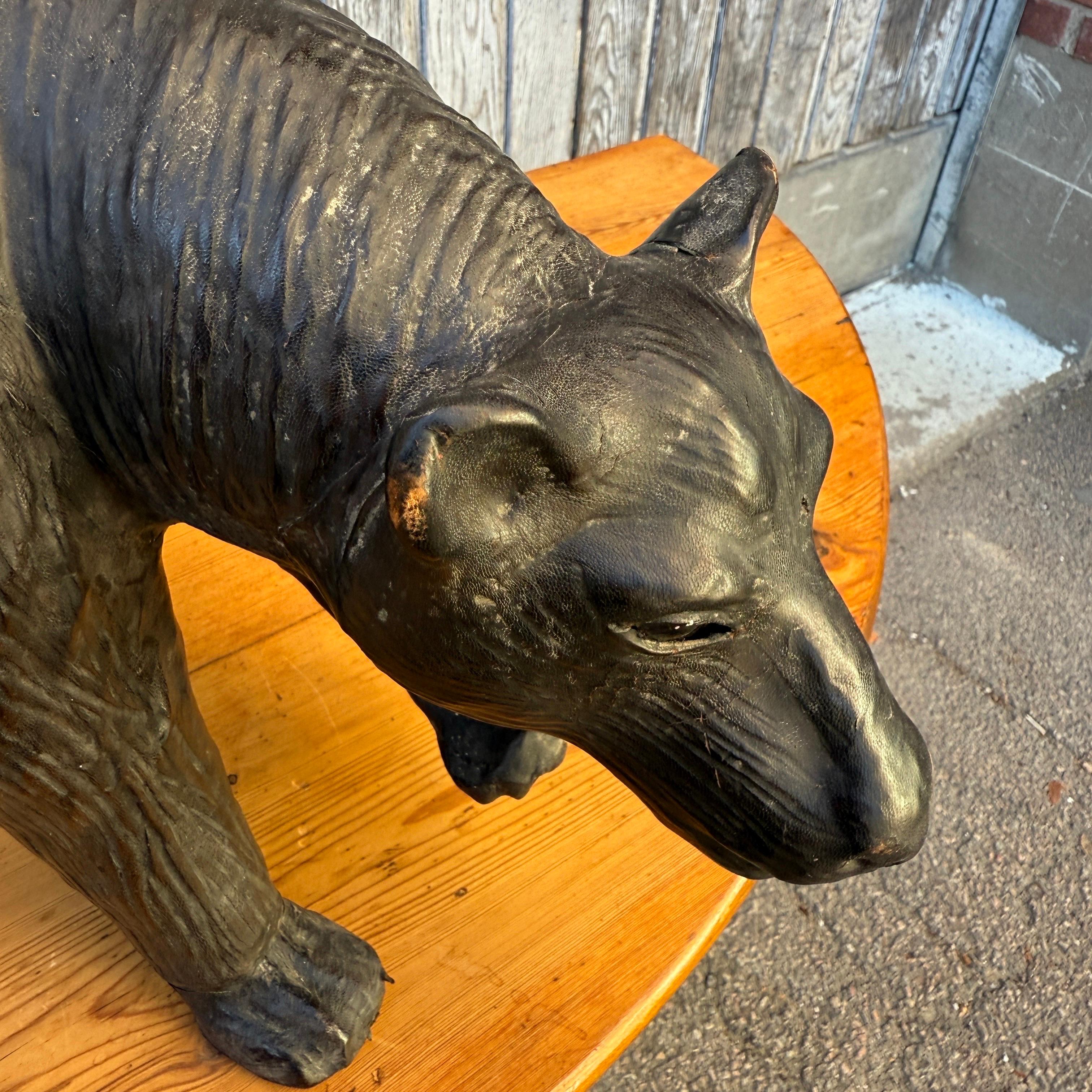 Sculpture d'art populaire français du début du 20e siècle représentant un ours en cuir en vente 1