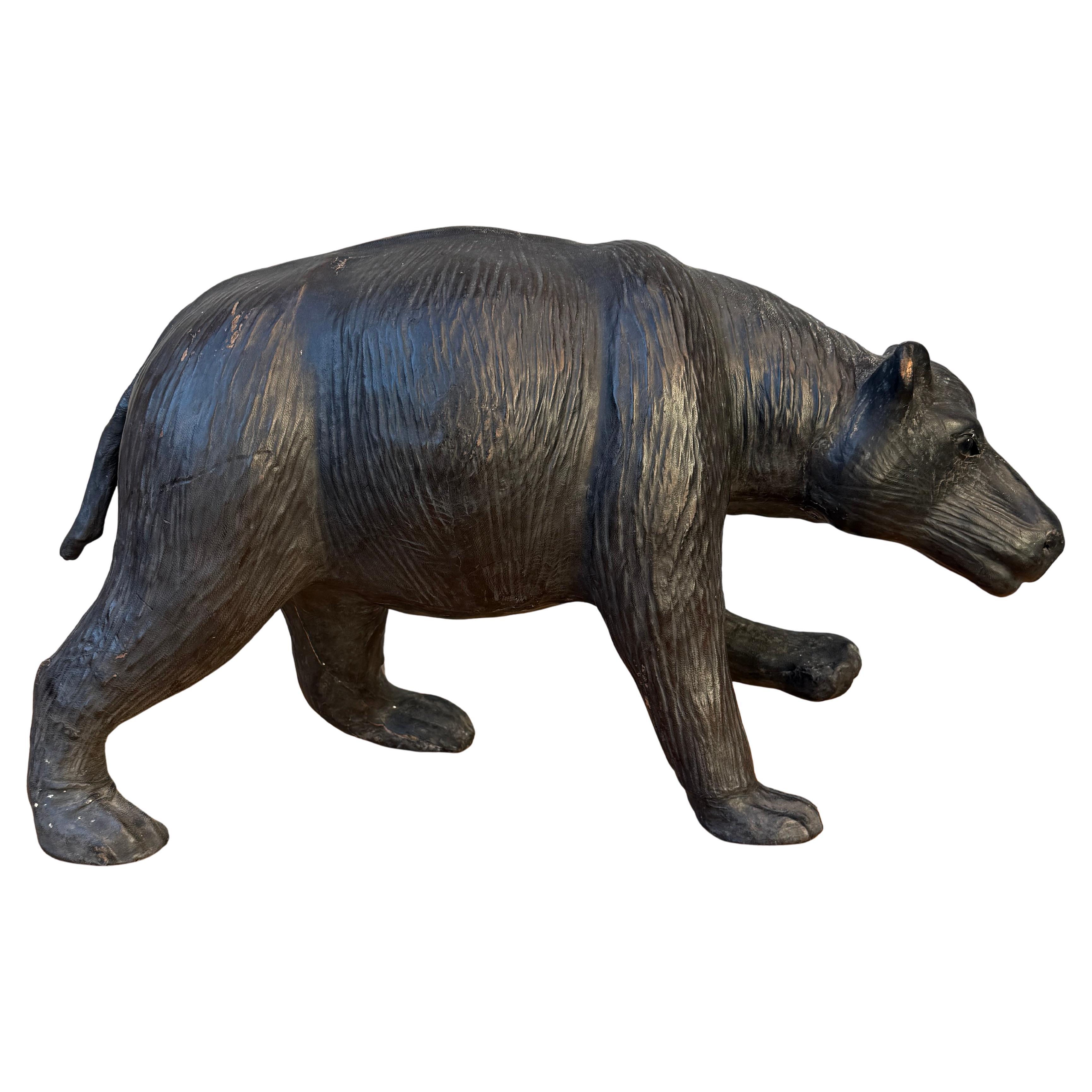 Scultura d'arte popolare francese dell'inizio del XX secolo raffigurante un orso in pelle
