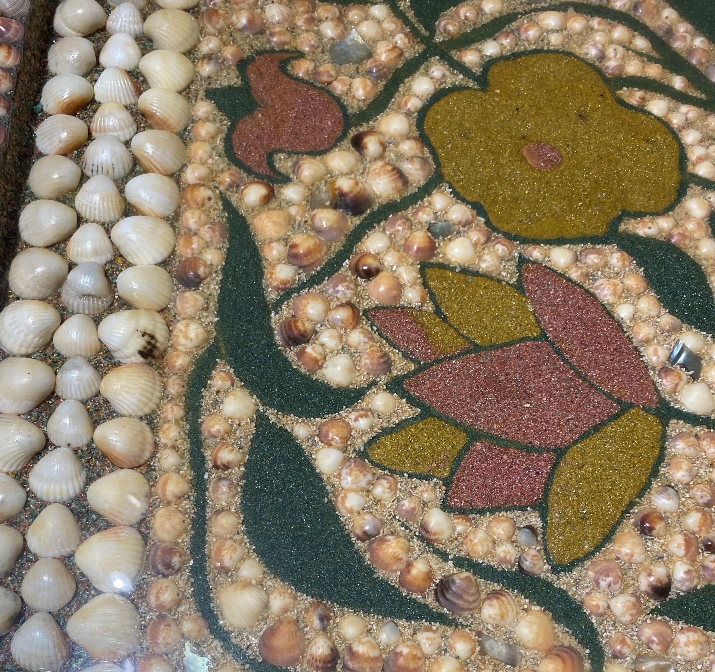 Table en coquillage d'art populaire français du début du 20e siècle Bon état - En vente à Milford, NH