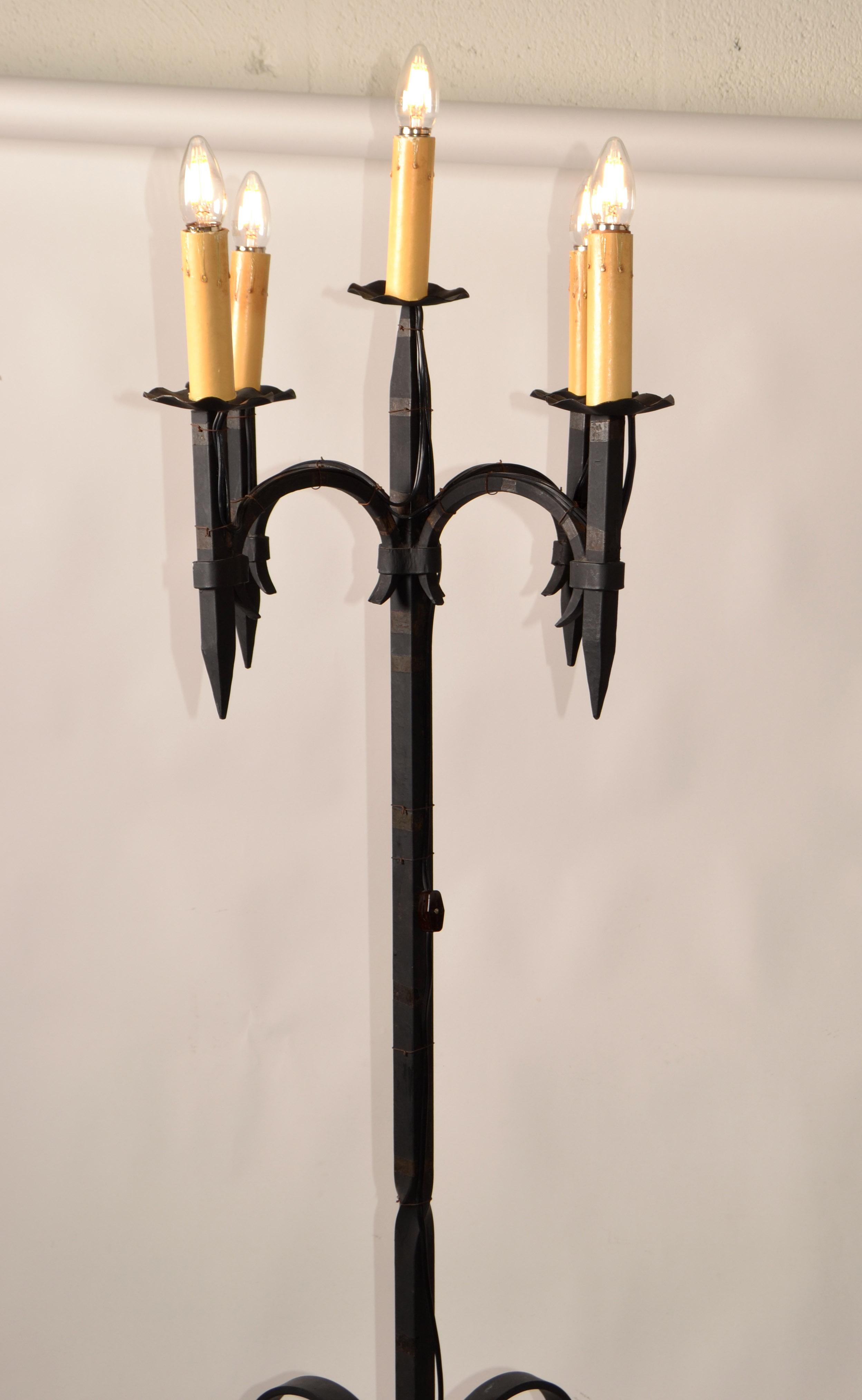 Lámpara de pie de 5 luces de hierro forjado francés de principios del siglo XX en venta 4