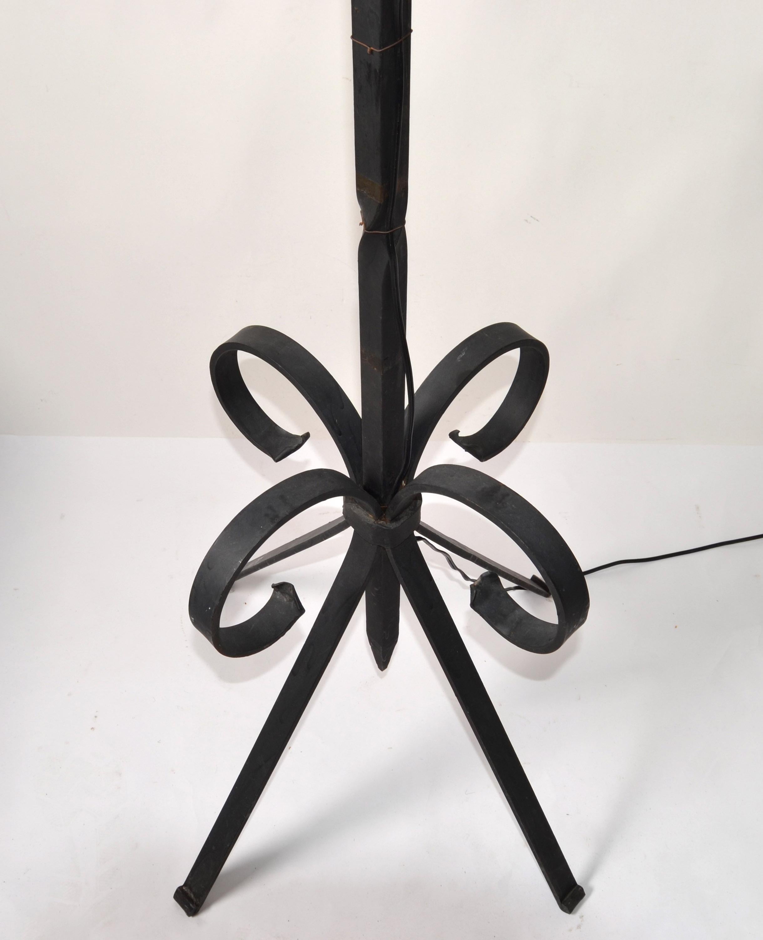 Early 20th Century French Forged Wrought Iron 5 Light Candelabra Floor Lamp For Sale 8
