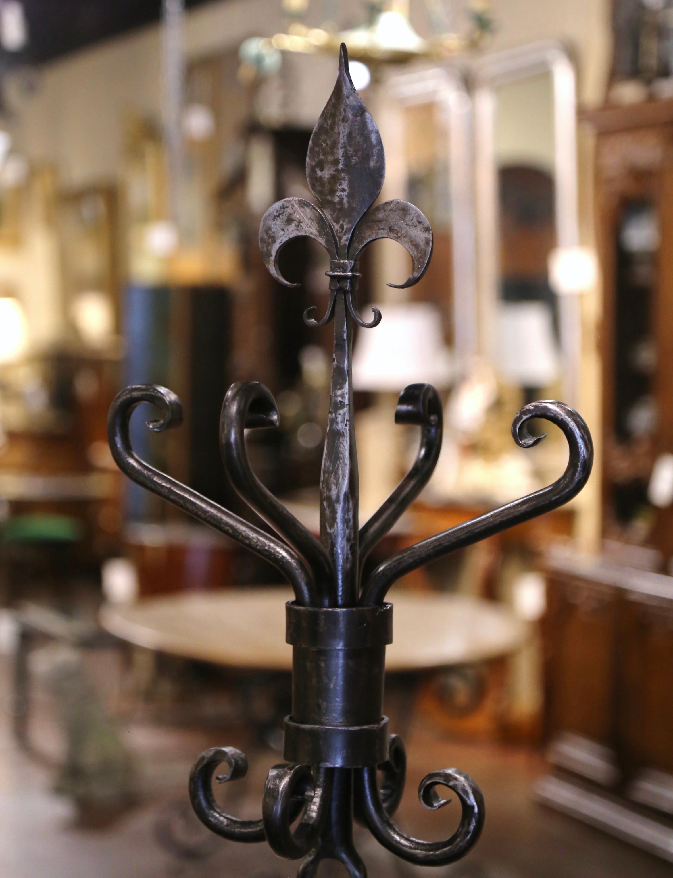 Gotico Appendiabiti in ferro battuto forgiato francese dei primi del Novecento, firmato e datato 1927 in vendita