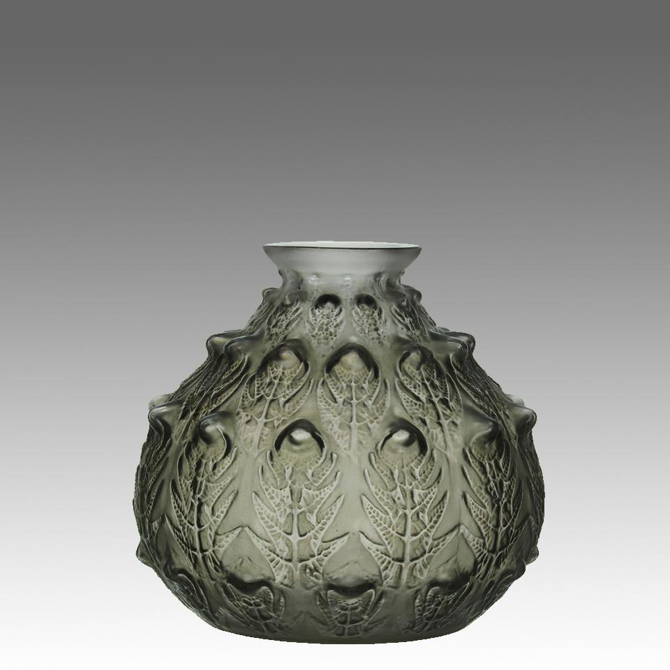 Très joli vase en verre dépoli et vitrail français du début du 20e siècle, avec un remarquable motif géométrique de feuilles de fougère aux extrémités saillantes de la surface, rehaussé d'une couleur grise riche et attrayante et de fins détails
