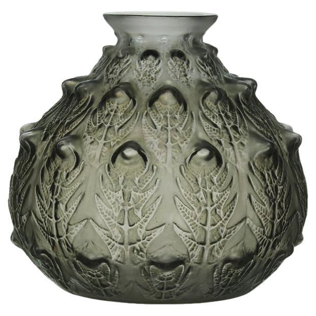 Vase en verre dépoli du début du 20e siècle intitulé "Fougères" par René Lalique en vente