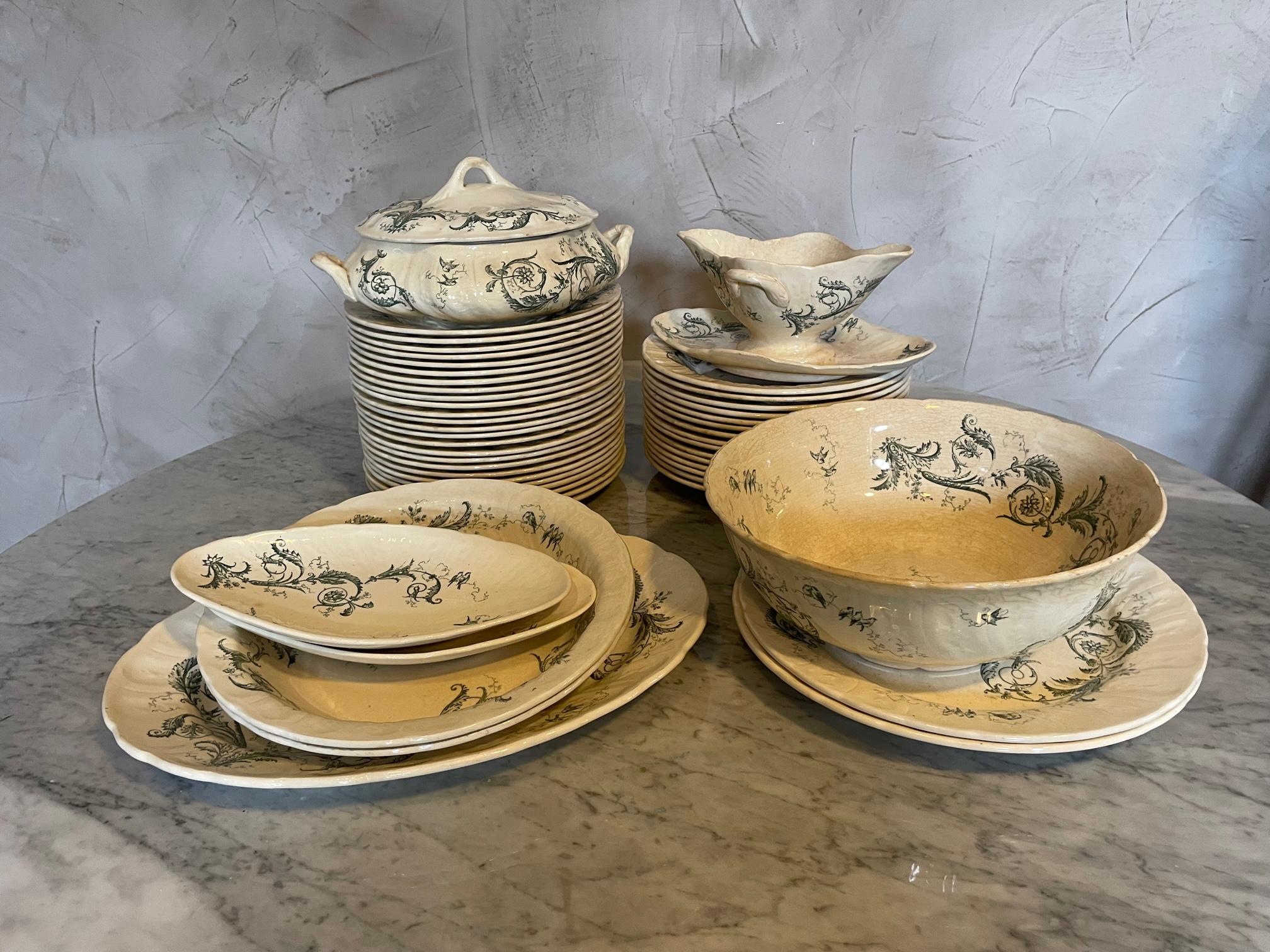 Very beautiful service in Gien porcelain dating from the beginning of the 20th century composed of 50 pieces:
- 2 ramekins
- 1 tureen
- 1 long dish
- 2 large round dishes
- 2 large hollow dishes
- 1 salad bowl
- 1 sauce boat
- 25 flat plates