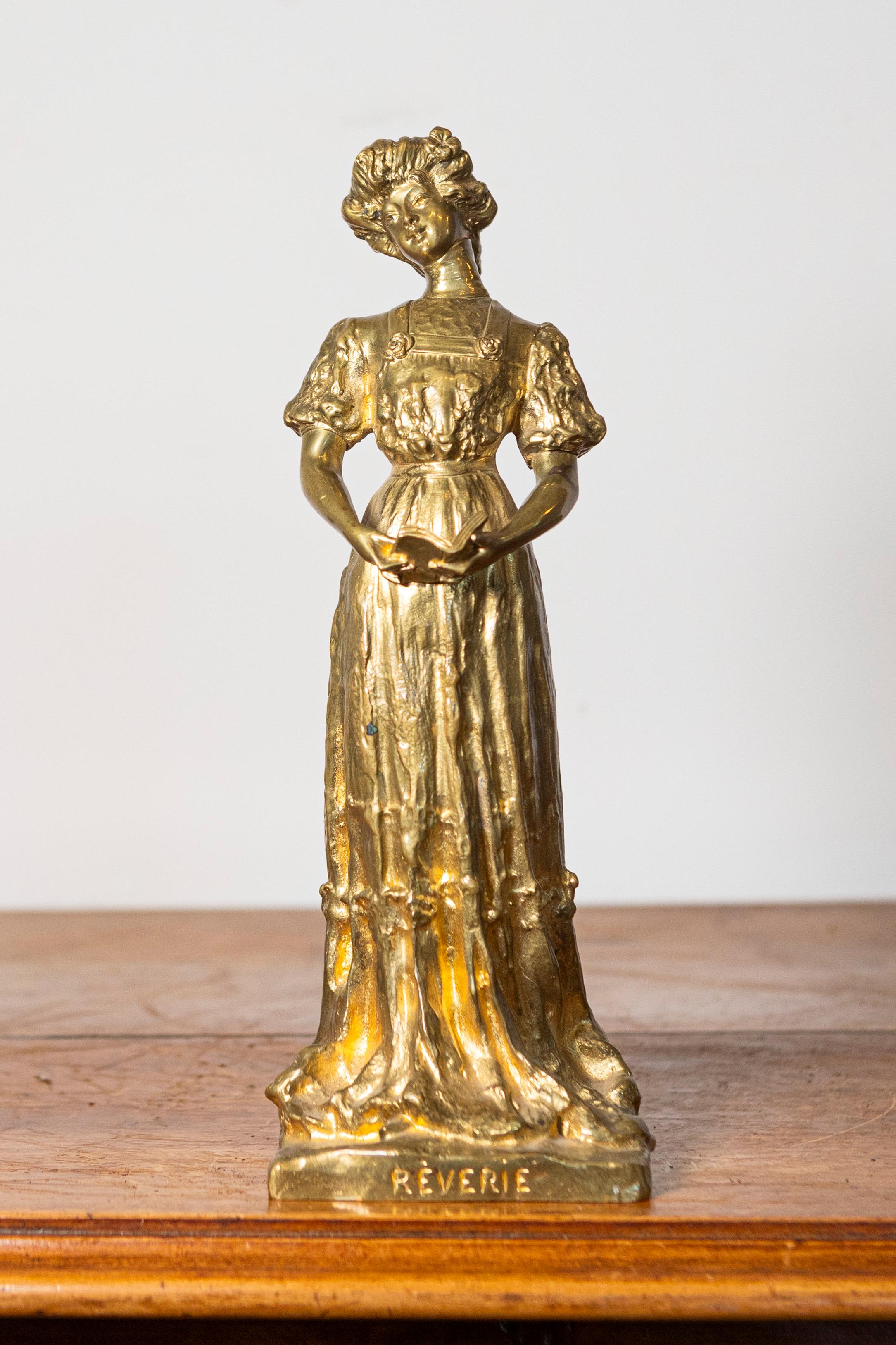 Questa affascinante statuetta francese dell'inizio del XX secolo, intitolata Rêverie (che significa 