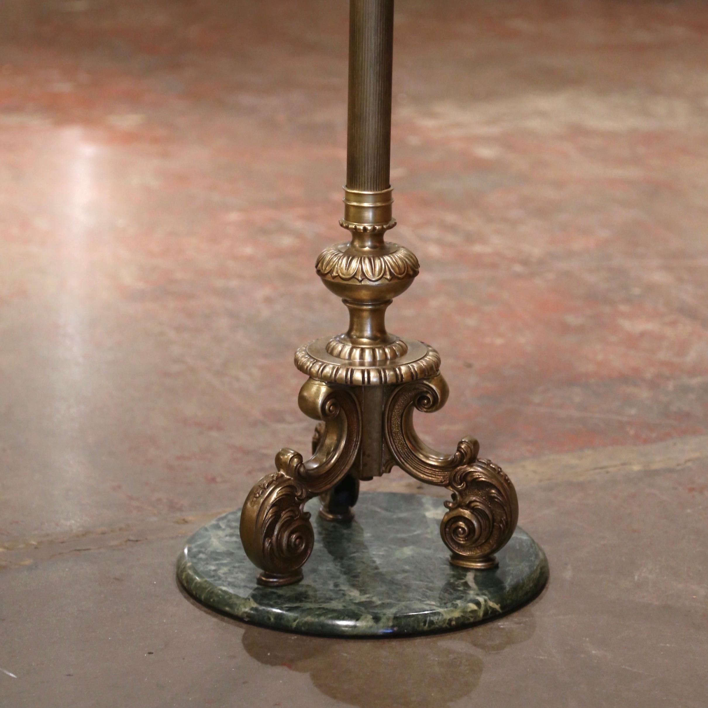 Francese Albero da sala a quattro ganci in ottone dorato dei primi del Novecento francese su base di marmo in vendita
