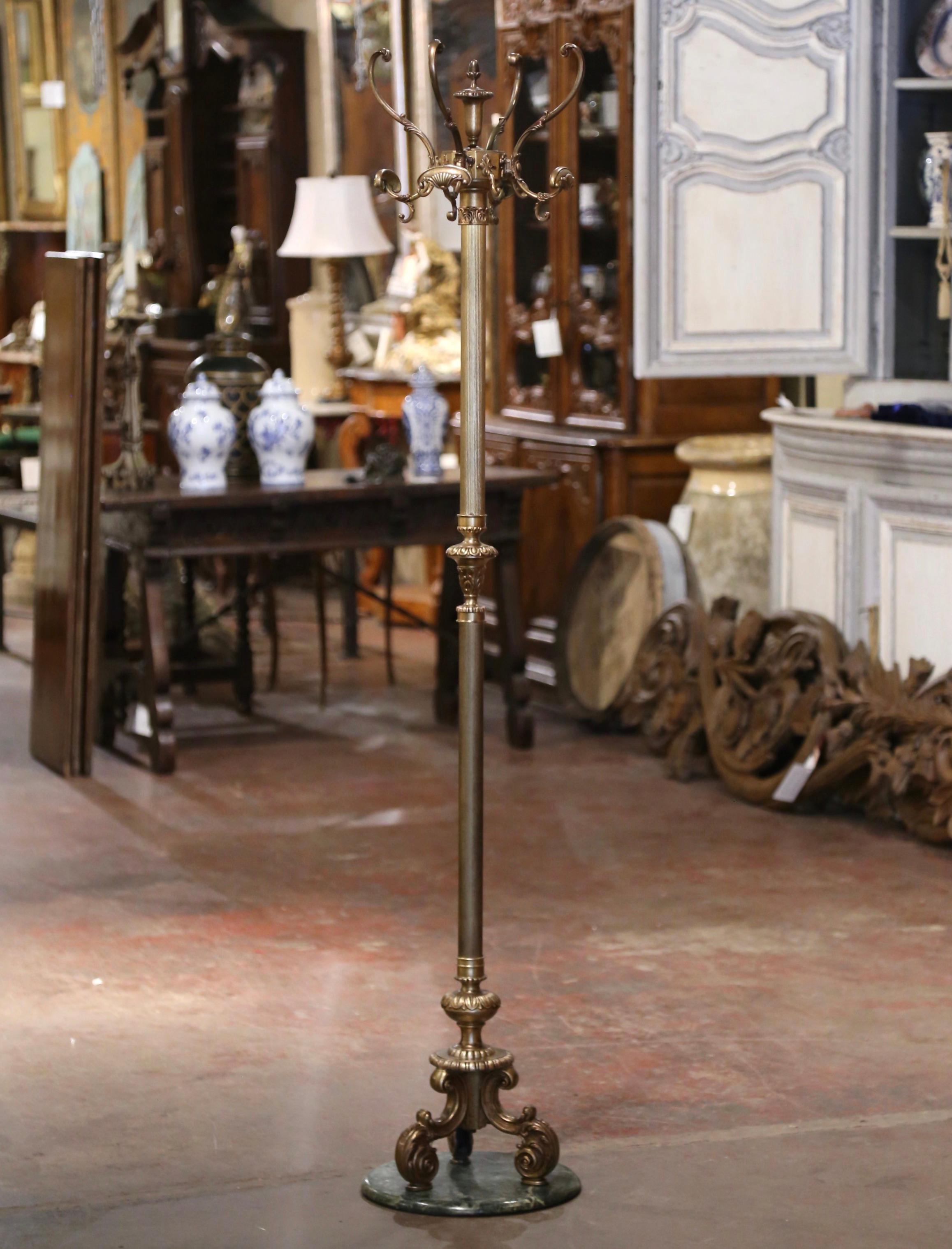 Fatto a mano Albero da sala a quattro ganci in ottone dorato dei primi del Novecento francese su base di marmo in vendita